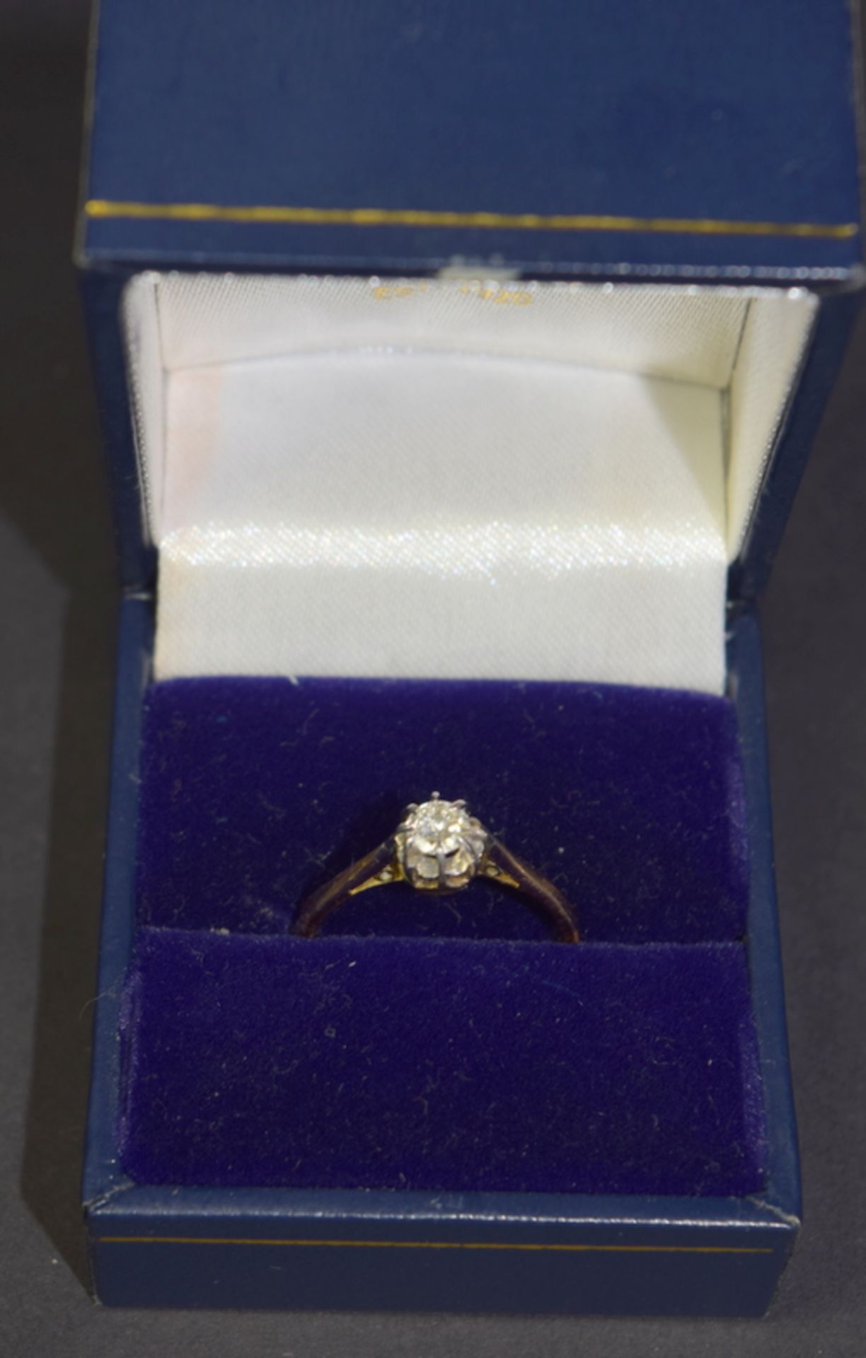 Pretty 18ct Gold Diamond Solitaire Ring Flower Design - Image 2 of 5