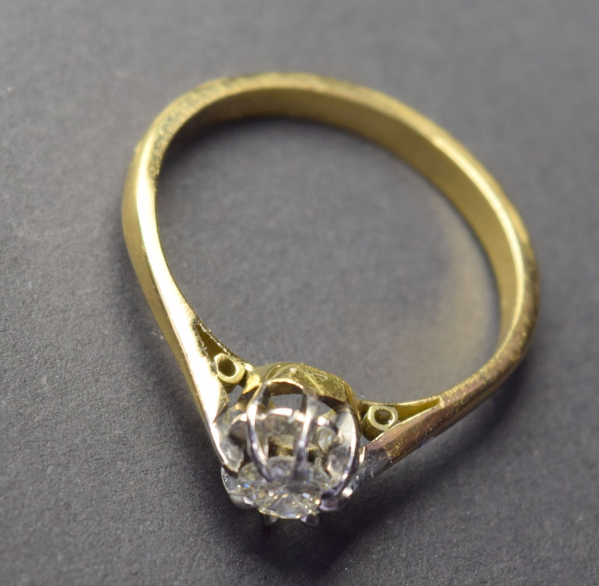 Pretty 18ct Gold Diamond Solitaire Ring Flower Design