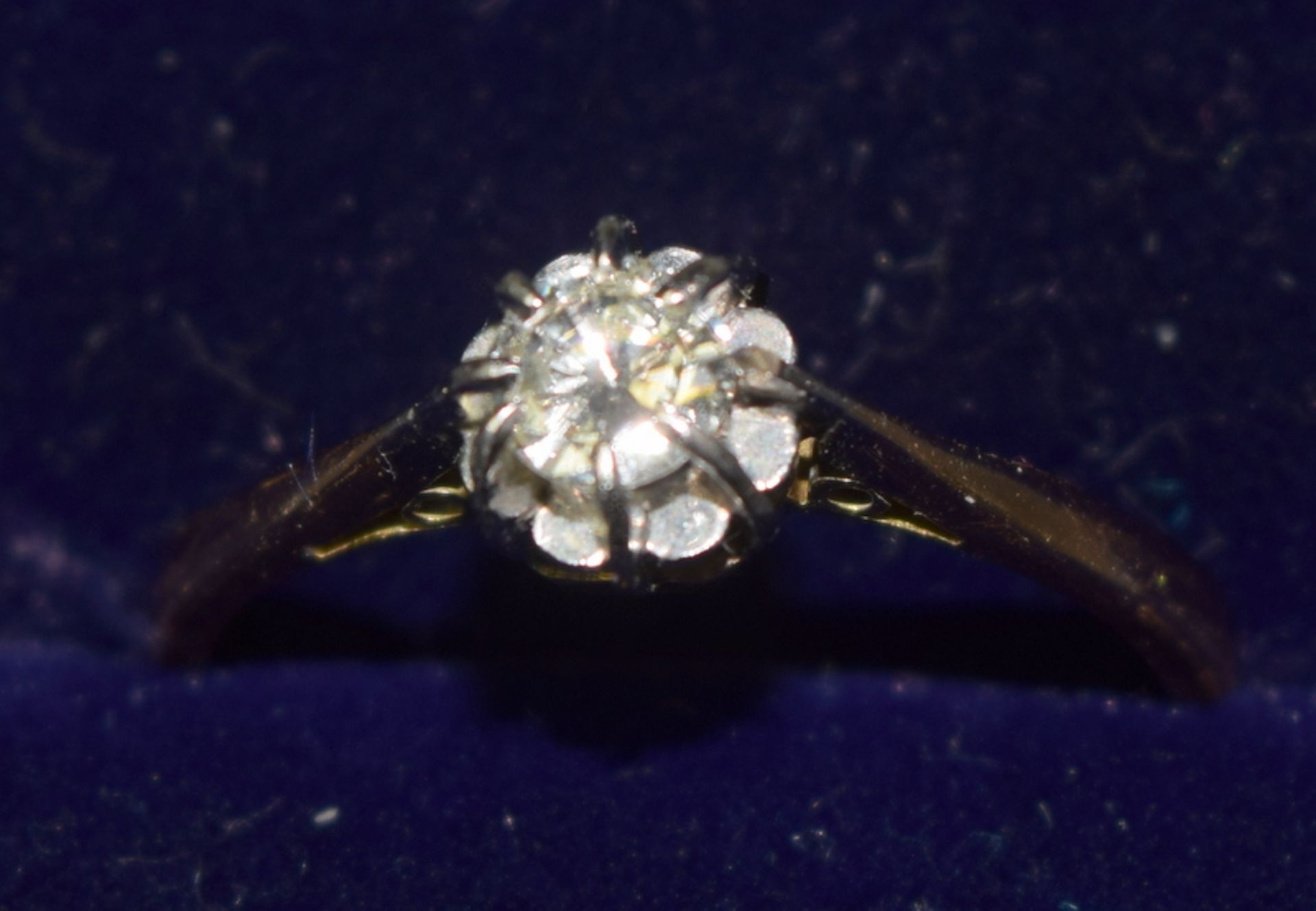 Pretty 18ct Gold Diamond Solitaire Ring Flower Design - Image 3 of 5