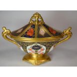 Royal Crown Derby 1128 Lidded Urn