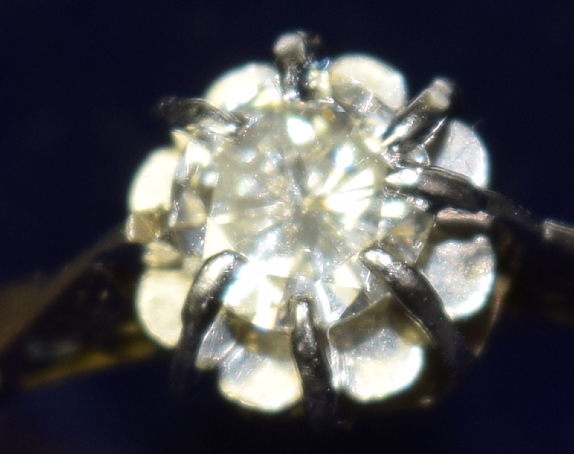 Pretty 18ct Gold Diamond Solitaire Ring Flower Design - Image 5 of 5