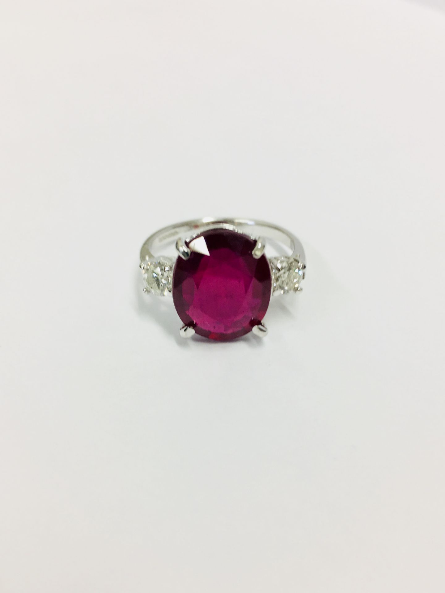 6ct Oval Ruby 0.50ct Diamonds 18ct white gold three stone ring,6ct Ruby 13mmx1mm natural(treated) 2x - Image 3 of 3