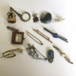 A small collection of vintage dress jewellery brooches etc