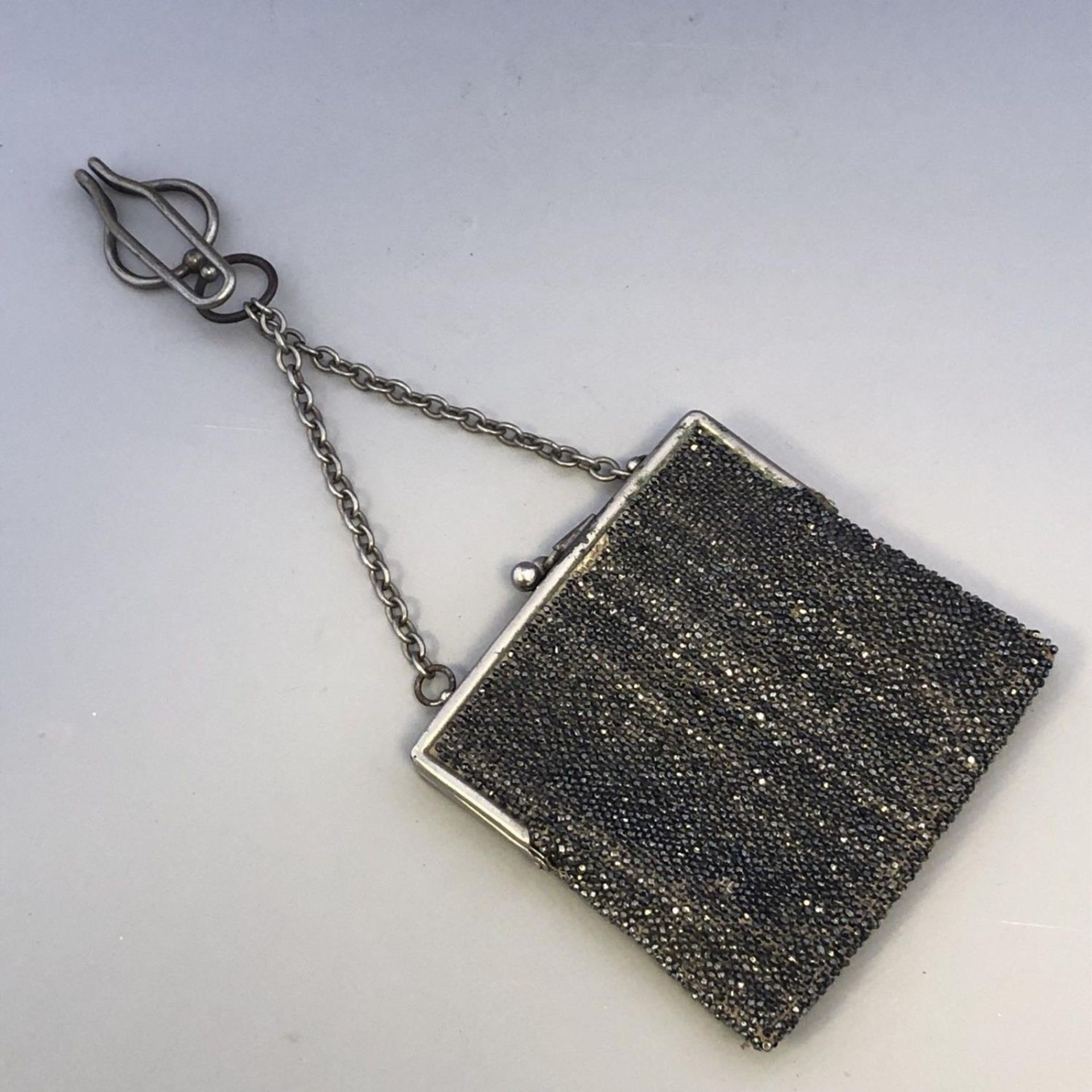 An antique 19th Century Victorian Beaded Ladies Chatelaine Purse and Clip. - Image 2 of 8