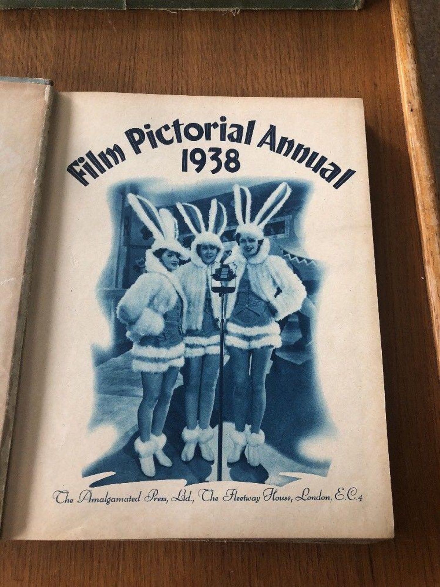 FILM PICTORIAL ANNUAL 1938 VINTAGE MOVIE HARDBACK BOOK Joan Crawford Gary Cooper - Image 3 of 10