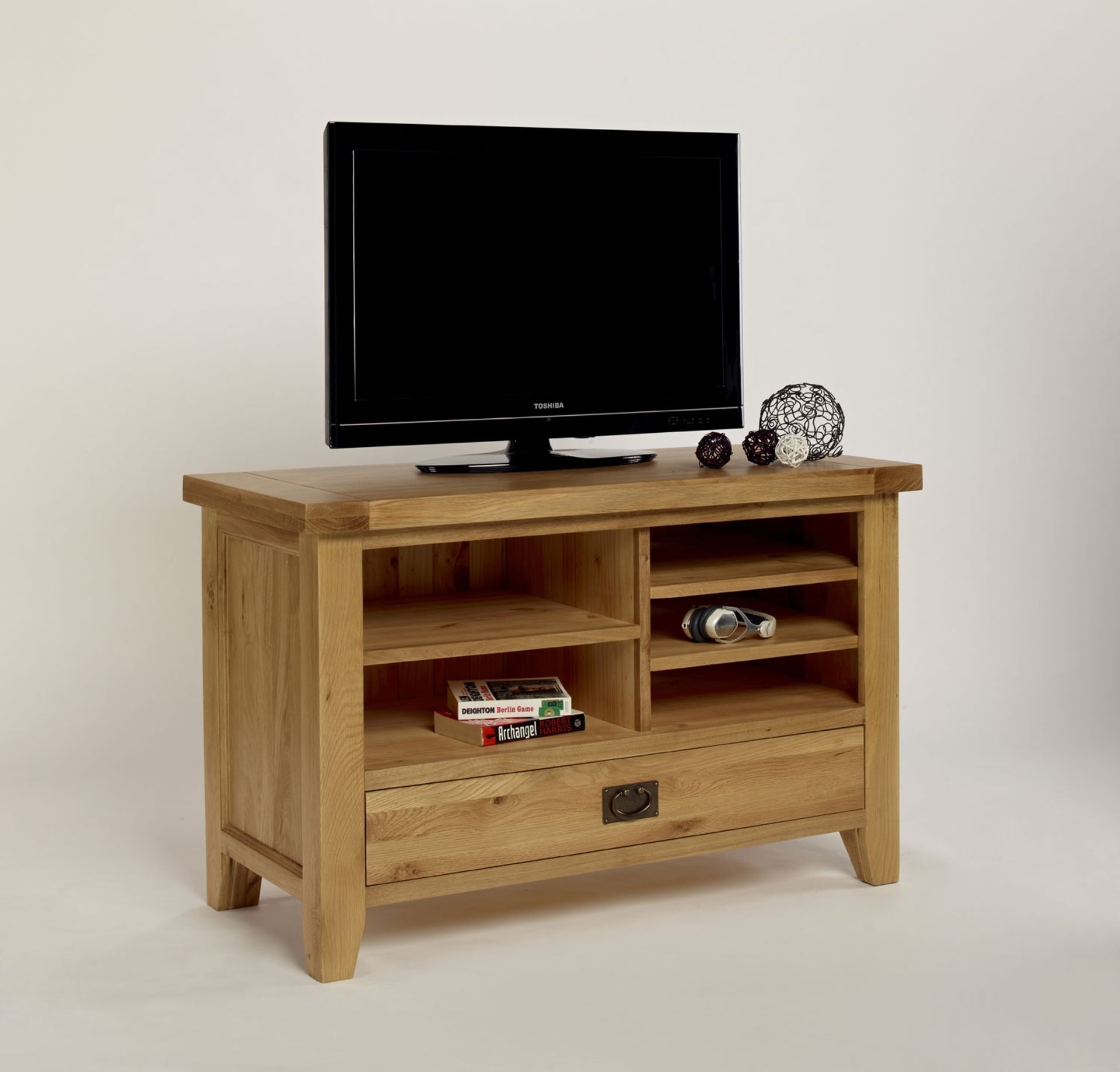 1x Chiltern Grand Oak Small TV Cabinet