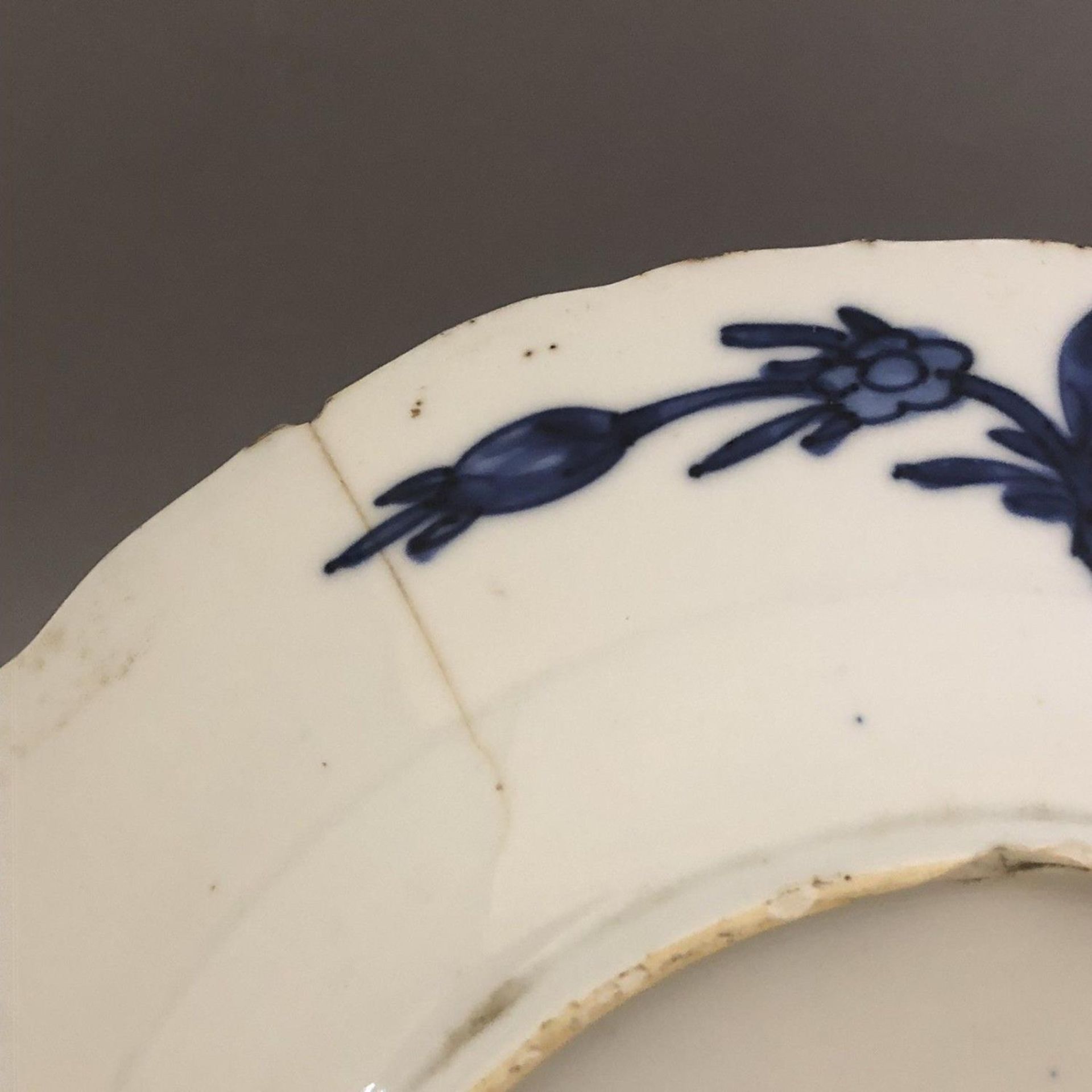 An 18th century Chinese blue and white plate Kangxi Kraak style with Chenghua marks - Image 6 of 9