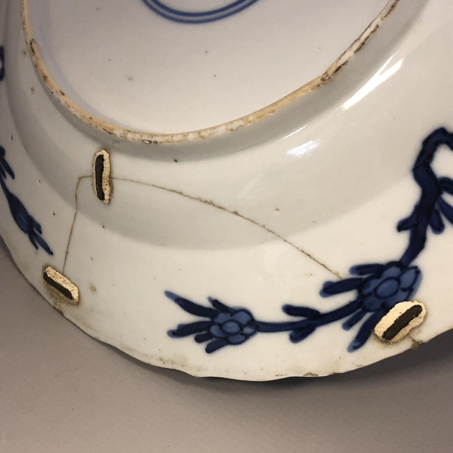 An 18th century Chinese blue and white plate Kangxi Kraak style with Chenghua marks - Image 8 of 9