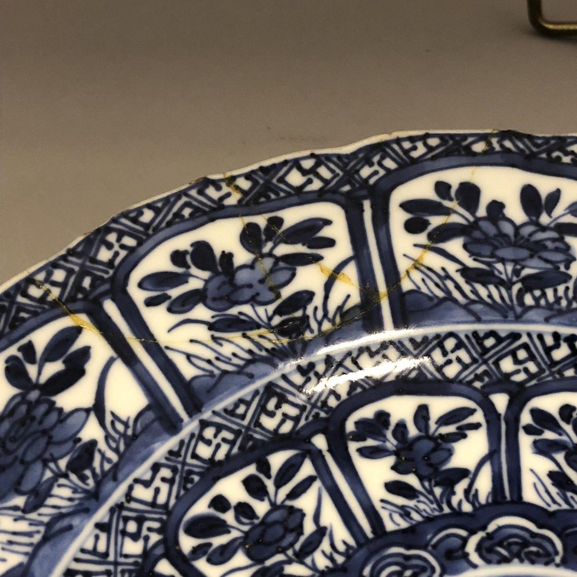An 18th century Chinese blue and white plate Kangxi Kraak style with Chenghua marks - Image 5 of 9