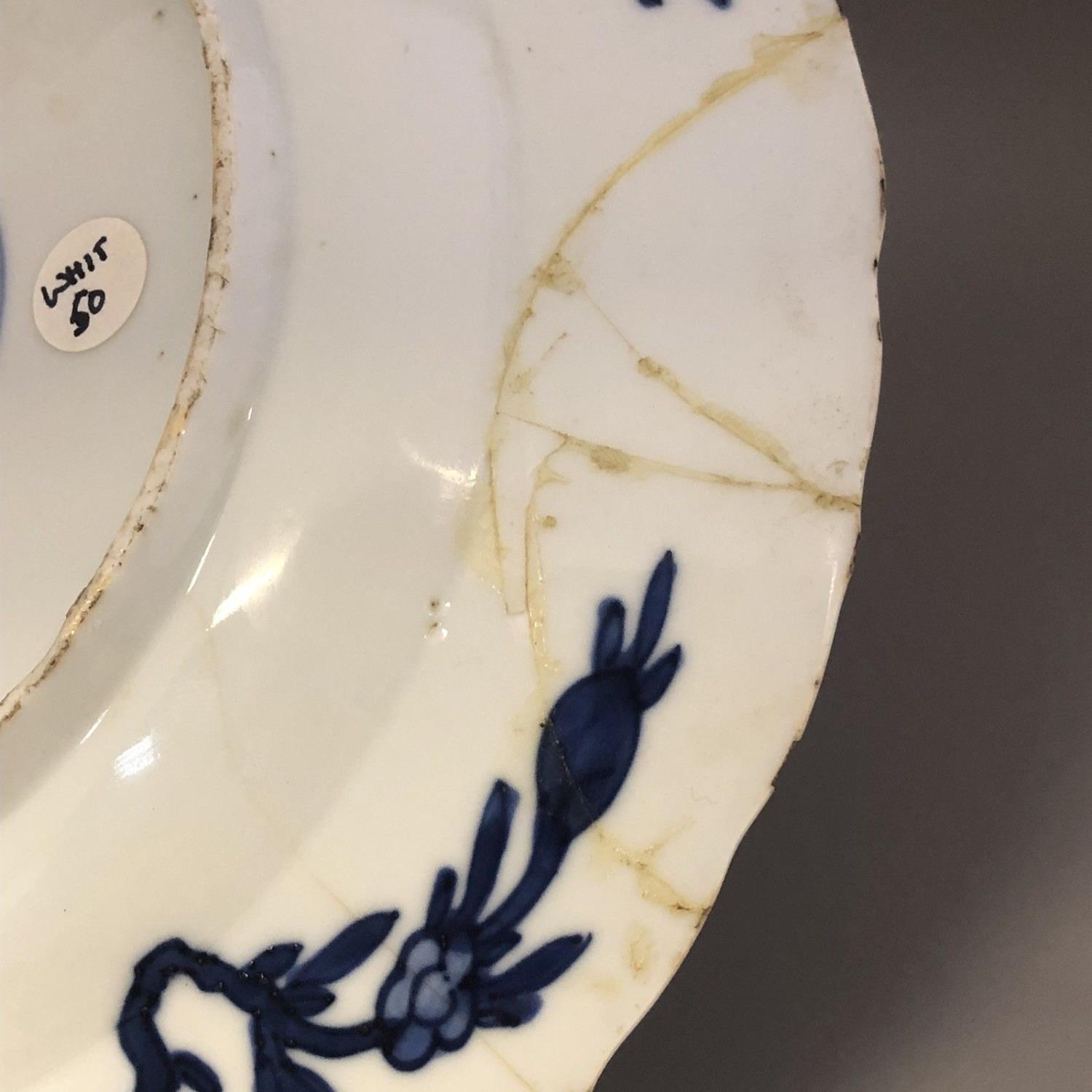 An 18th century Chinese blue and white plate Kangxi Kraak style with Chenghua marks - Image 7 of 9