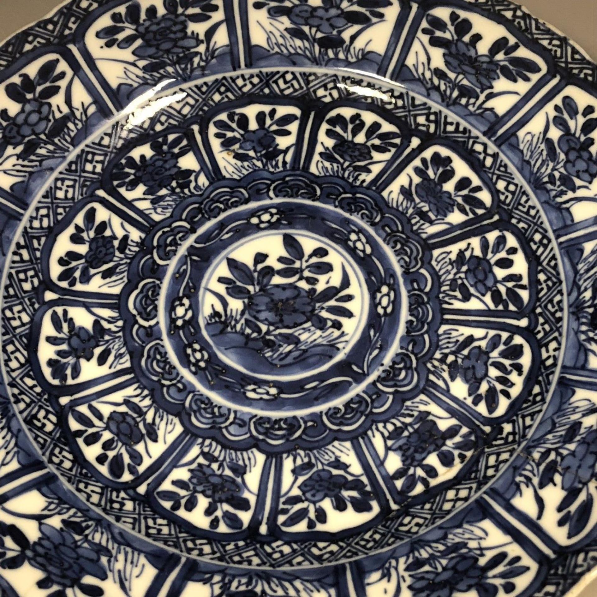 An 18th century Chinese blue and white plate Kangxi Kraak style with Chenghua marks - Image 3 of 9