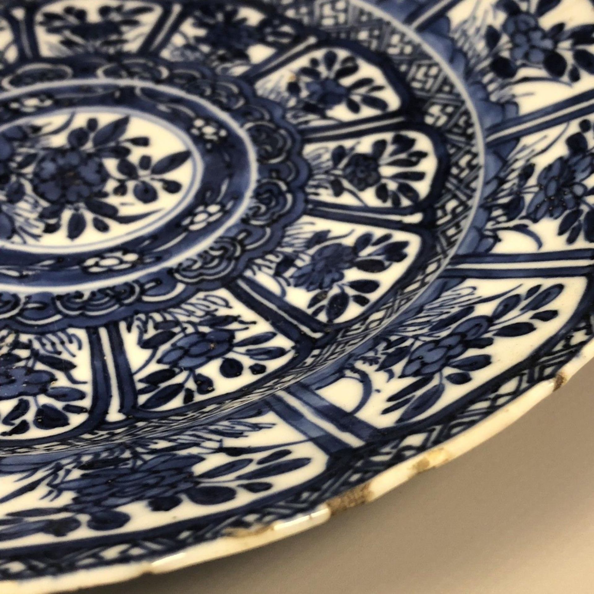An 18th century Chinese blue and white plate Kangxi Kraak style with Chenghua marks - Image 4 of 9