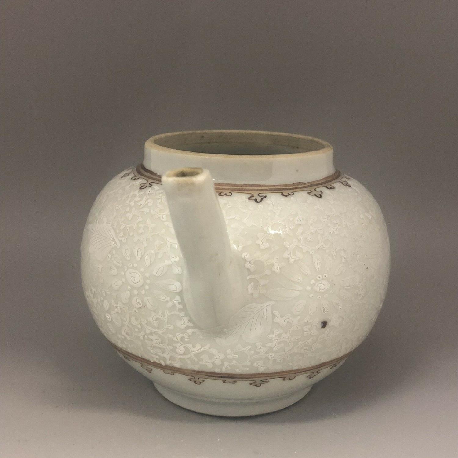 An 18th Century Chinese Bullet Shaped Teapot - Celadon Glaze & Detailed design - Image 5 of 9