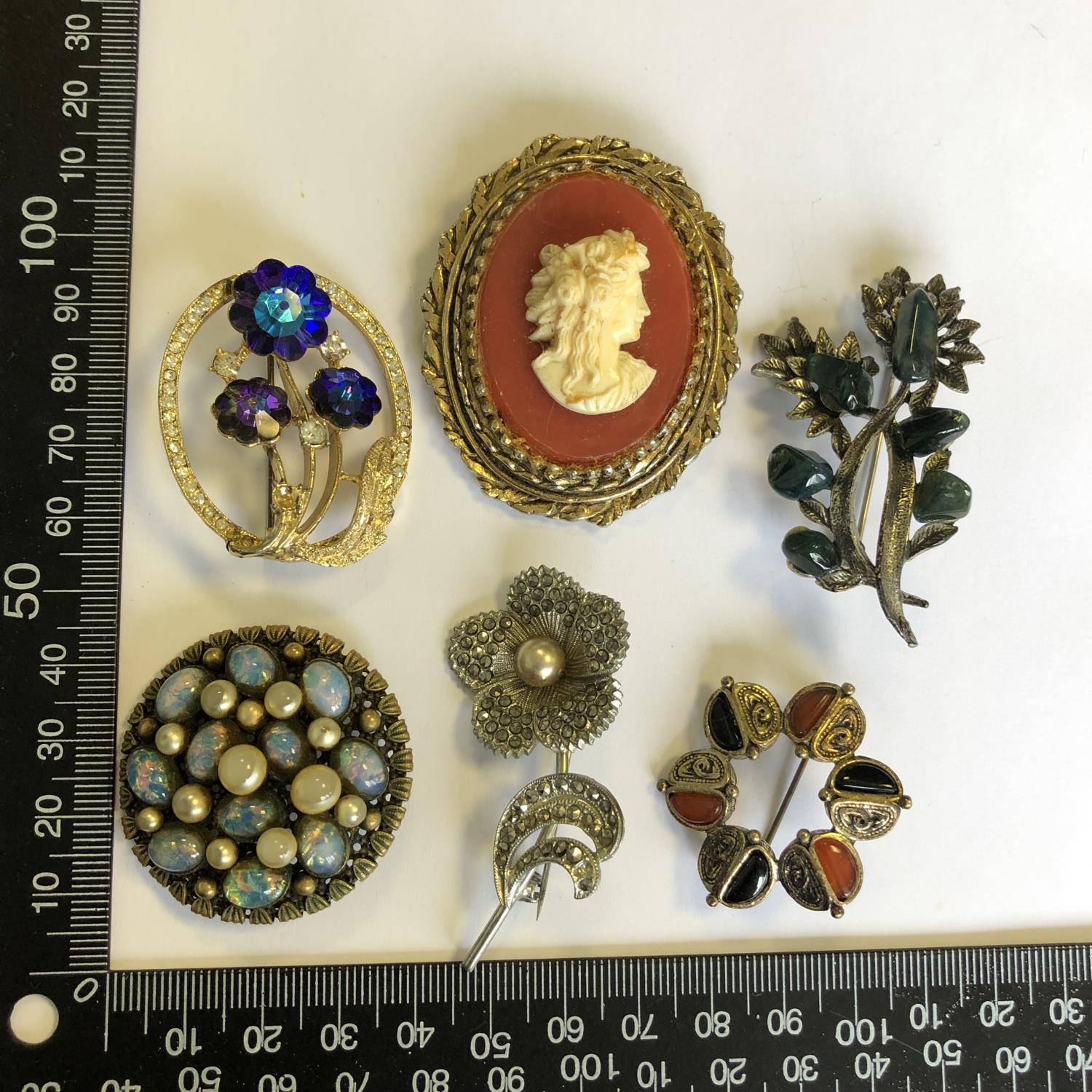 A group of vintage costume jewellery brooches - (6) - No reserve - Image 8 of 8