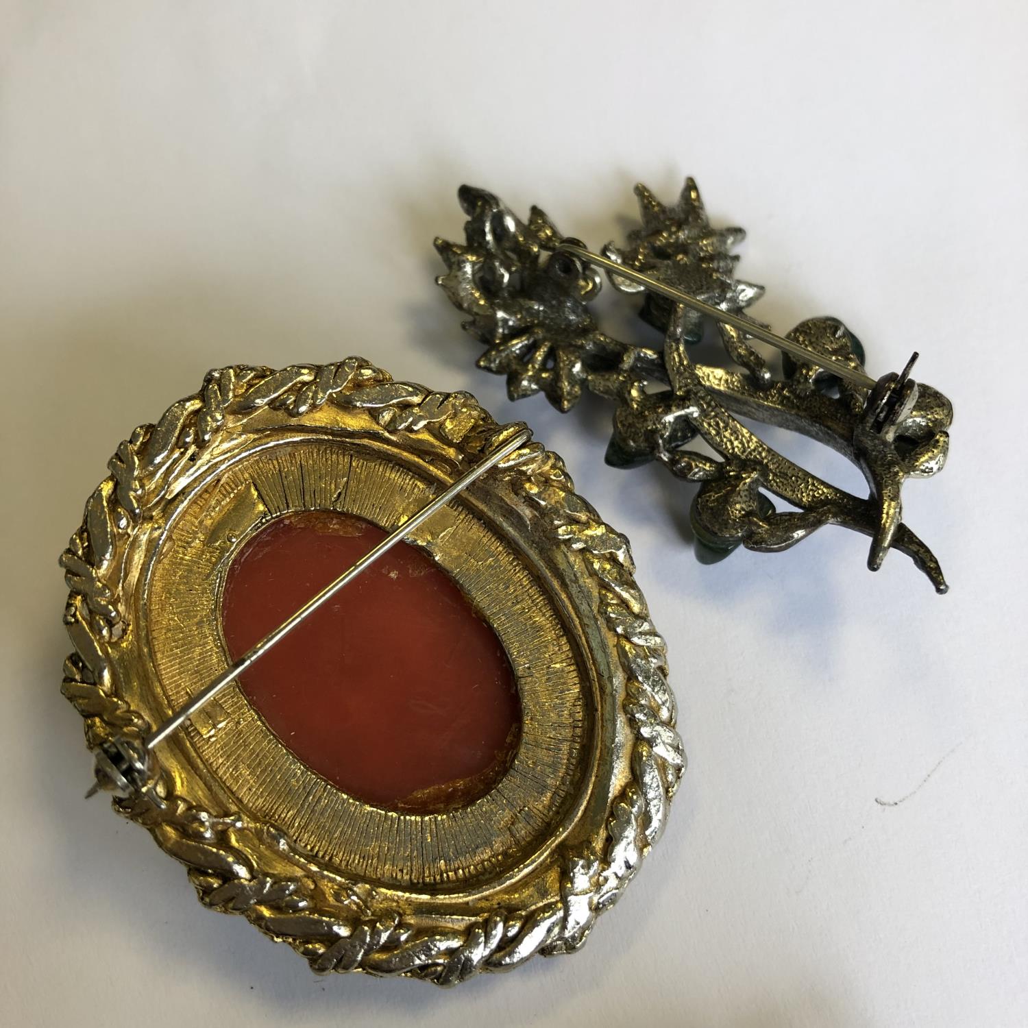 A group of vintage costume jewellery brooches - (6) - No reserve - Image 3 of 8