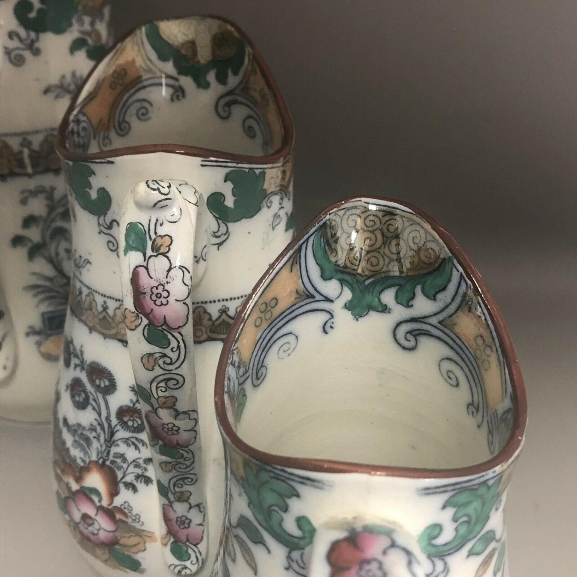 A Set of three 19th Century Graduated Chinoiserie Pottery Dresser Jugs - Image 6 of 9