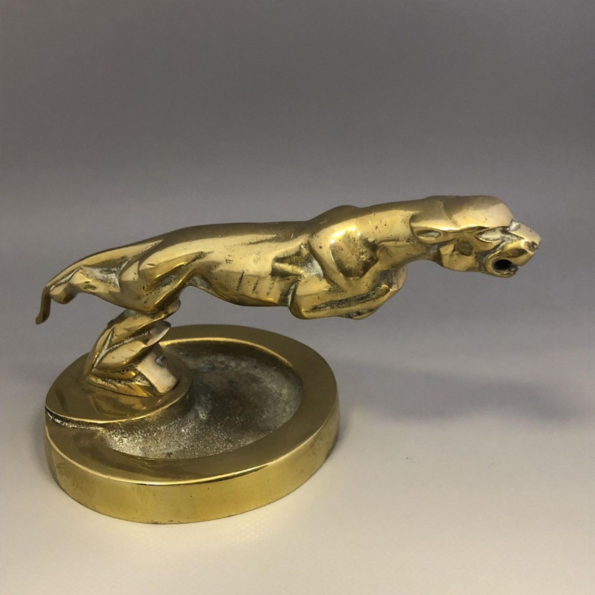 Vintage cast brass ashtray with leaping jaguar mount car mascot - Image 2 of 6