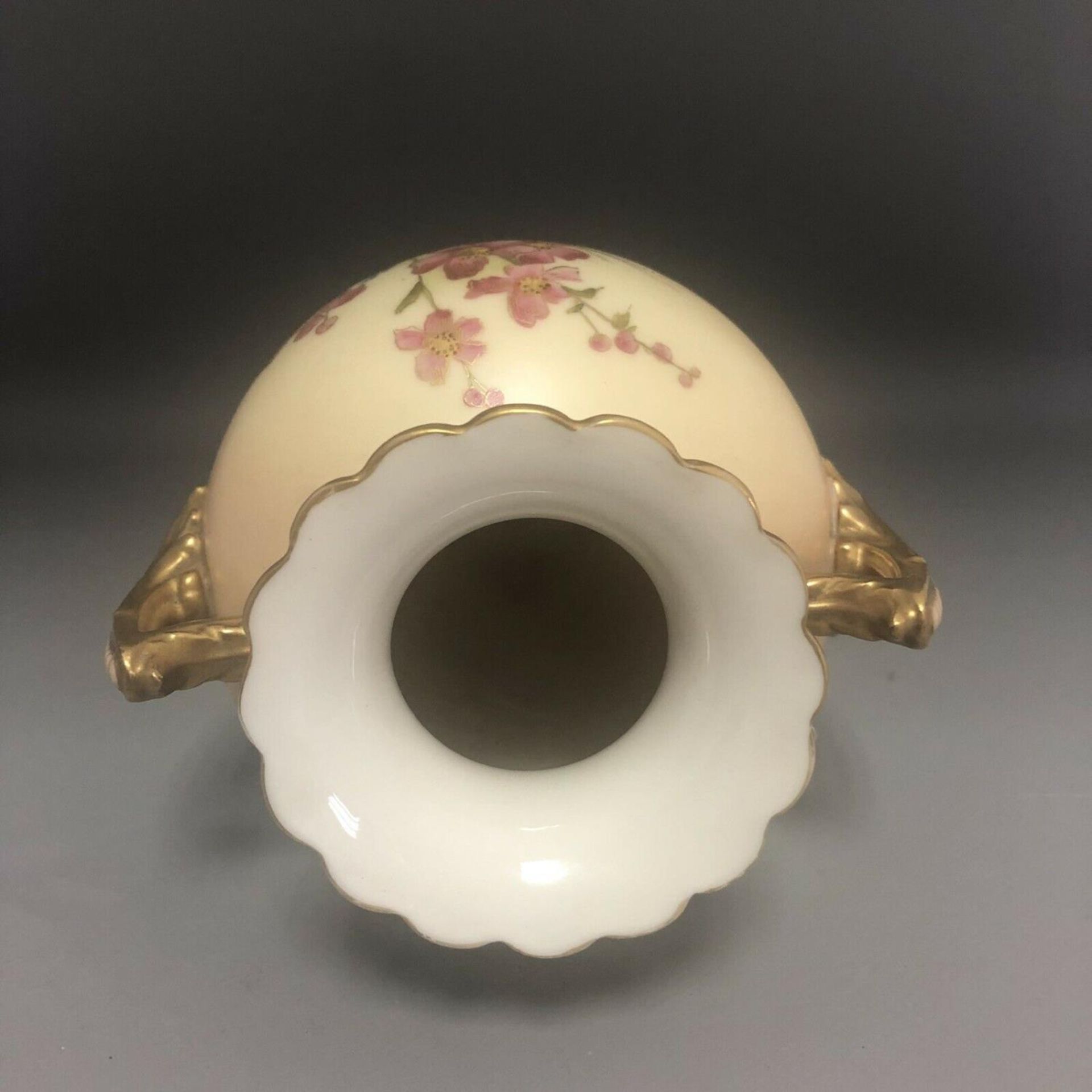 c1903, A Royal Worcester Blush Ivory Porcelain Hand Painted Flowers Pedestal Urn Vase - Image 6 of 7