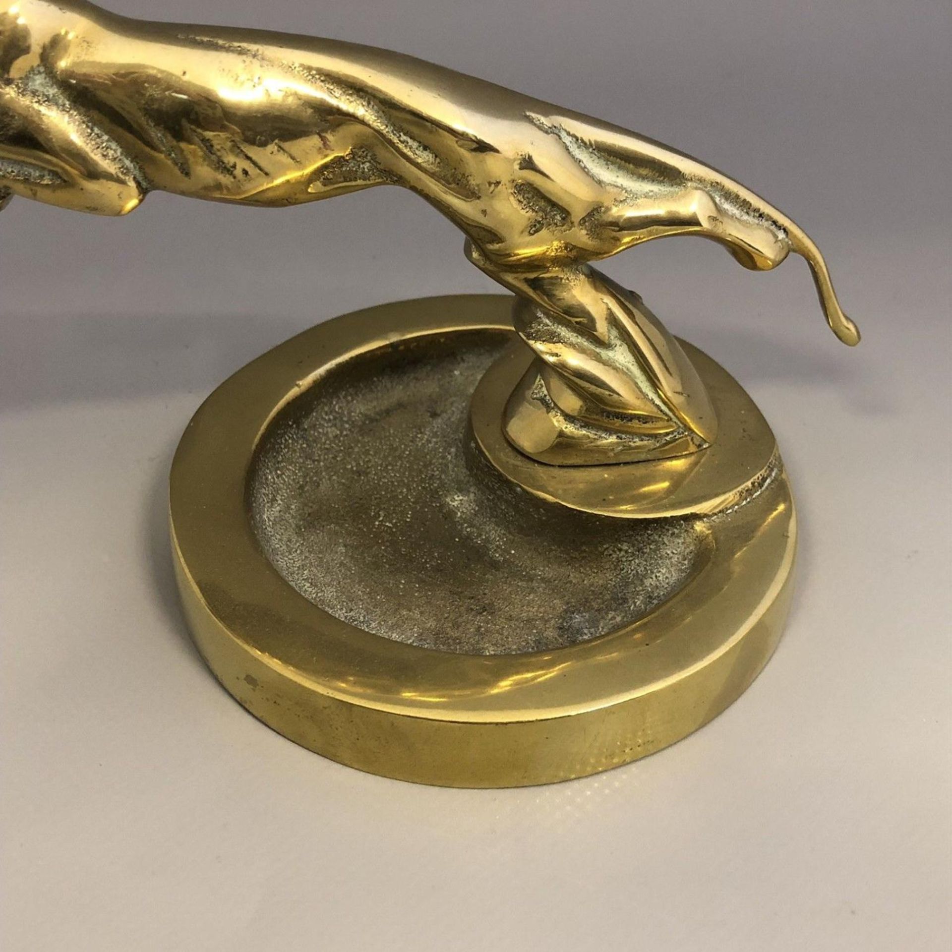 Vintage cast brass ashtray with leaping jaguar mount car mascot - Image 5 of 6