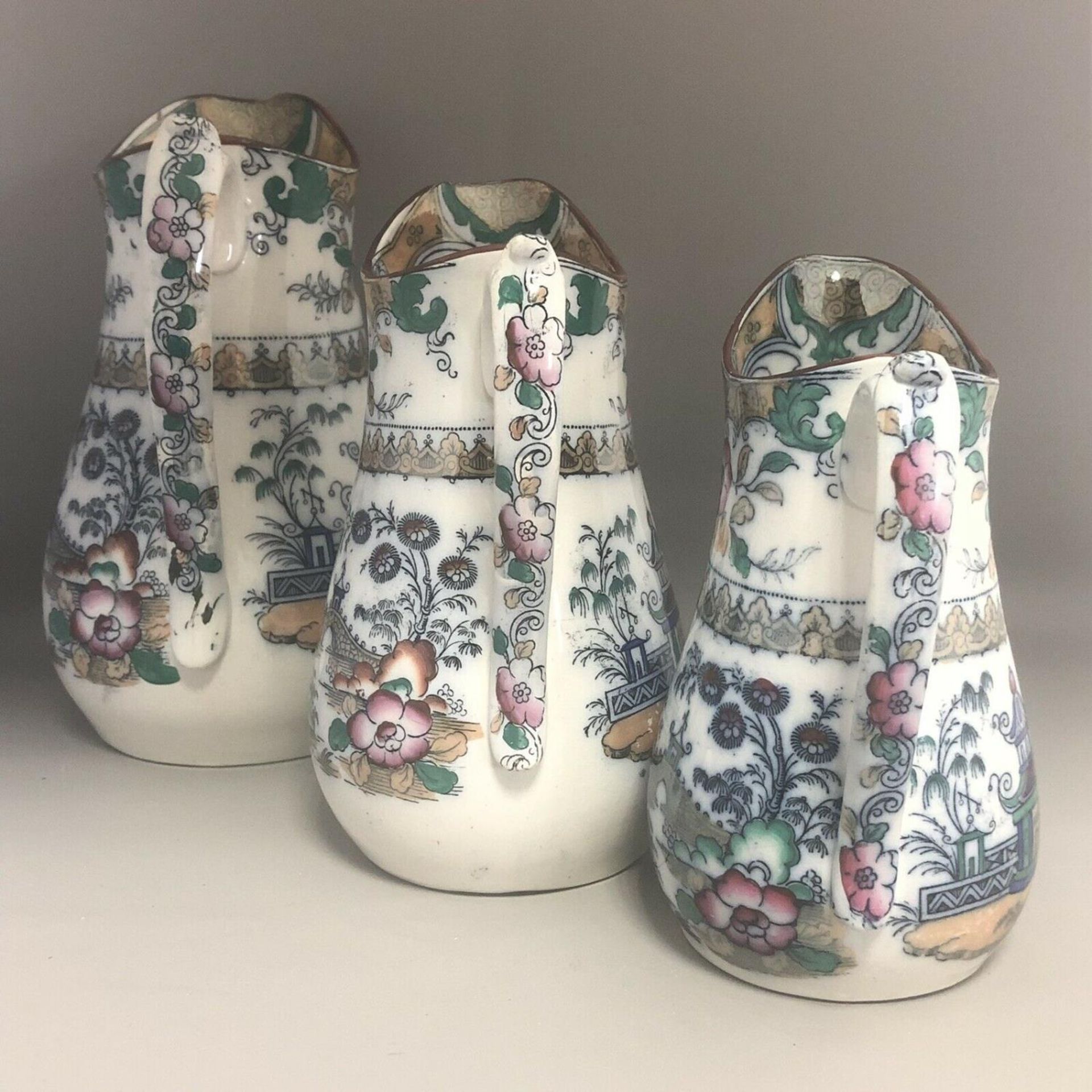 A Set of three 19th Century Graduated Chinoiserie Pottery Dresser Jugs - Image 4 of 9