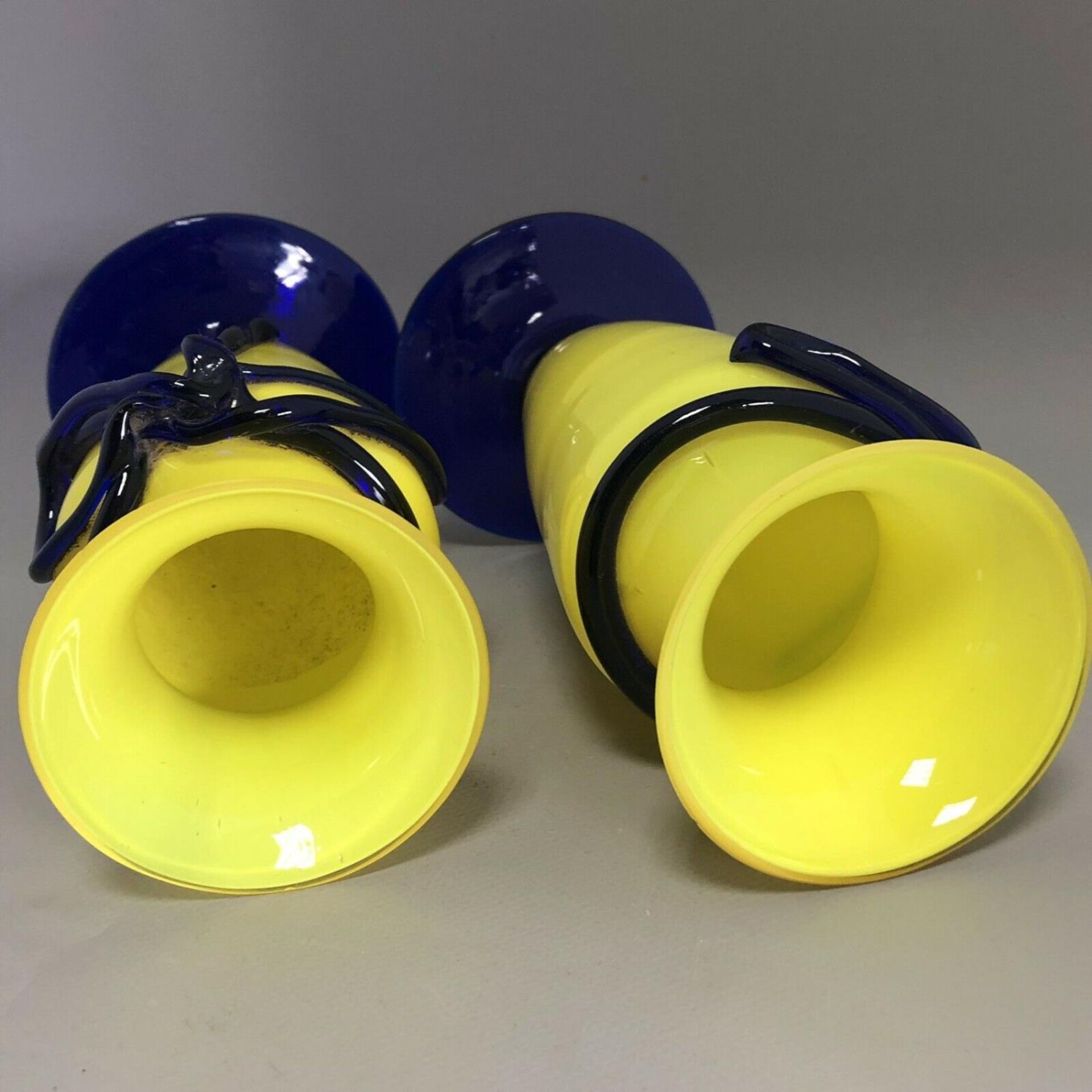 A pair of vintage bright yellow art blown glass vases with blue glass ribbon bows - Image 6 of 6