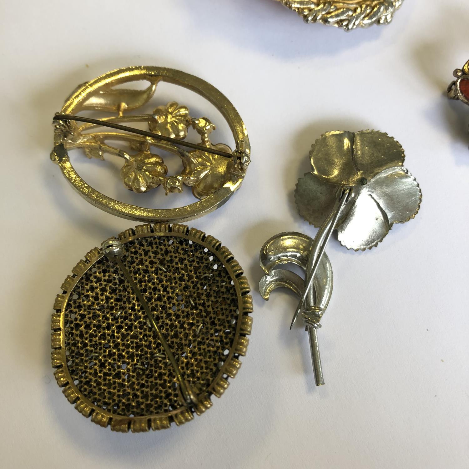 A group of vintage costume jewellery brooches - (6) - No reserve - Image 5 of 8