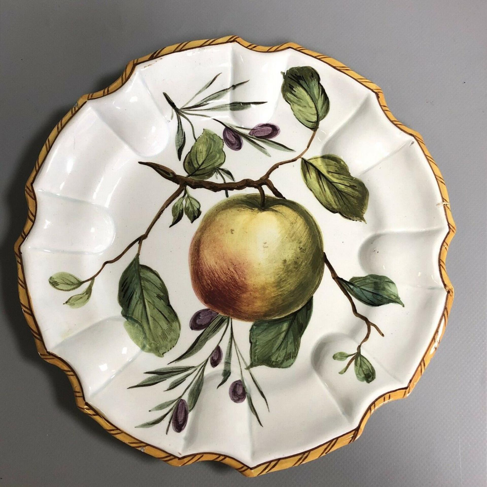 A set of three antique Continental pottery plates hand painted with fruits - Image 6 of 8