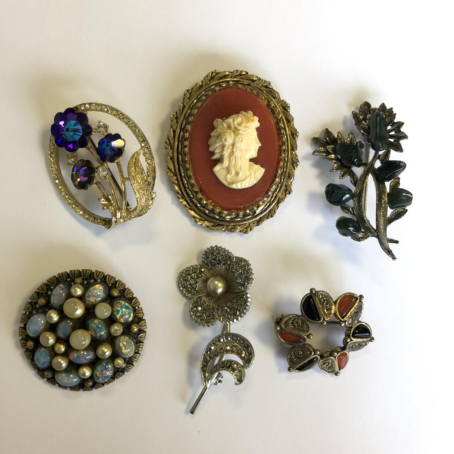 A group of vintage costume jewellery brooches - (6) - No reserve