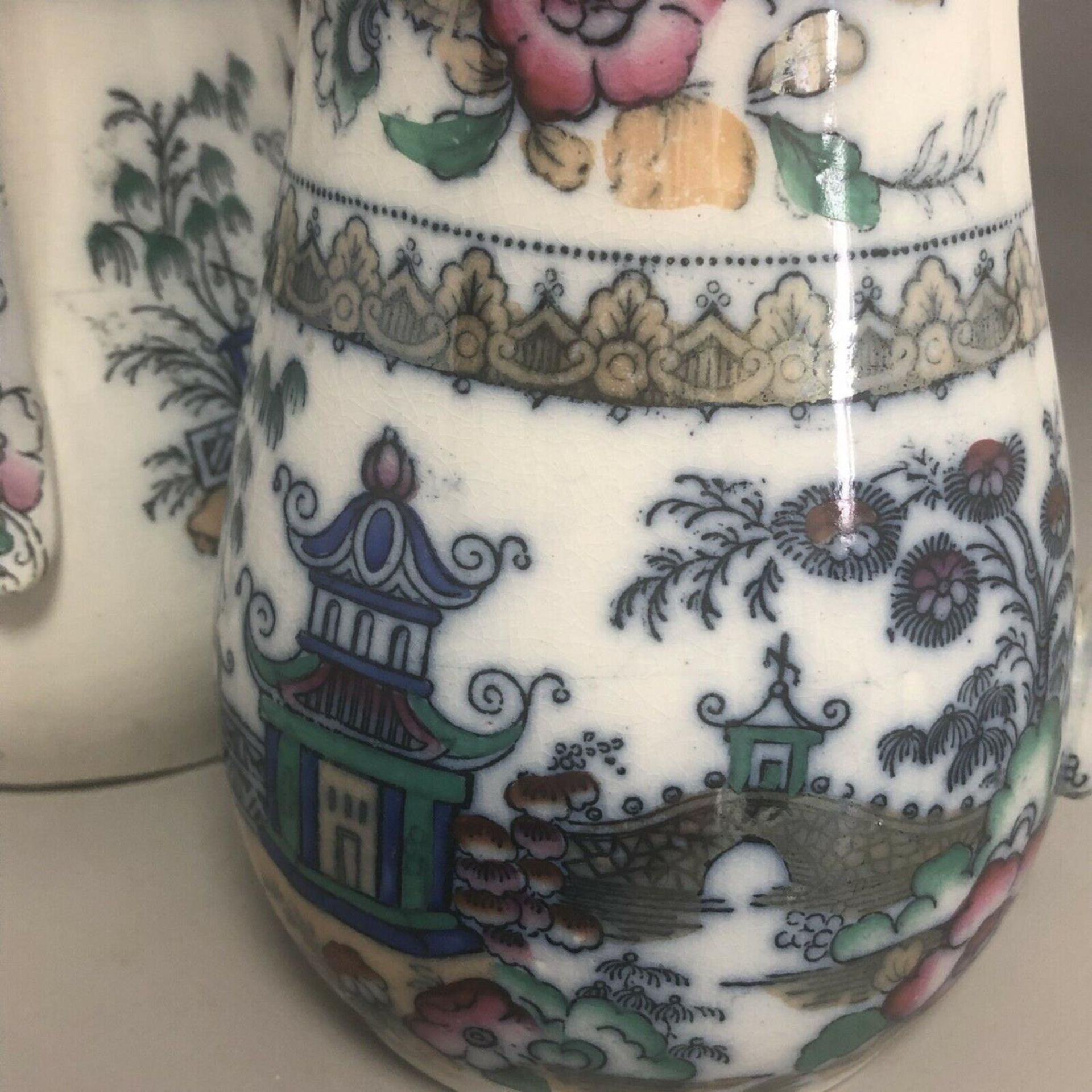 A Set of three 19th Century Graduated Chinoiserie Pottery Dresser Jugs - Image 5 of 9