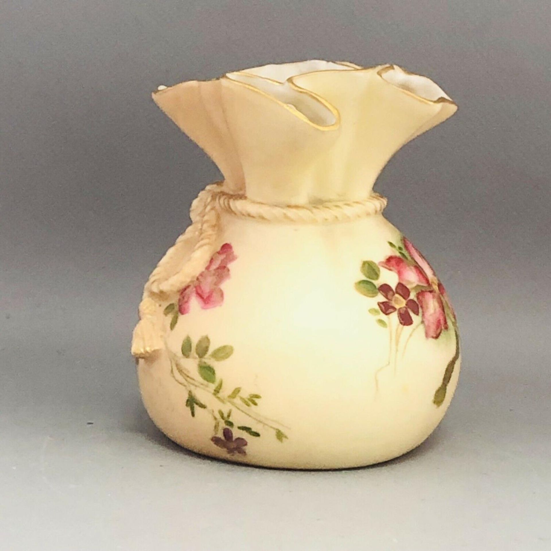 c1904, A Royal Worcester Porcelain Drawstring Pouch Vase with Hand Painted Flowers - Image 2 of 5