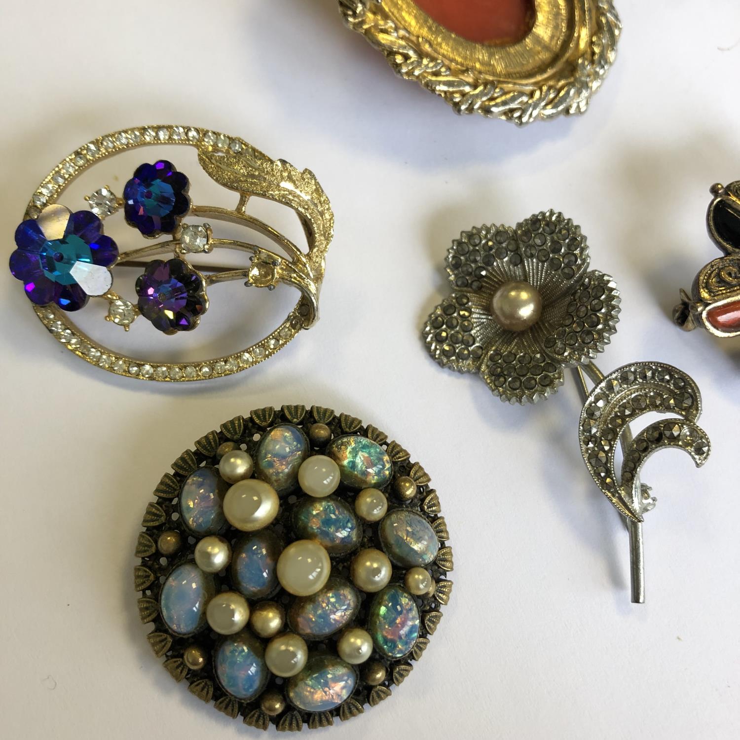 A group of vintage costume jewellery brooches - (6) - No reserve - Image 4 of 8