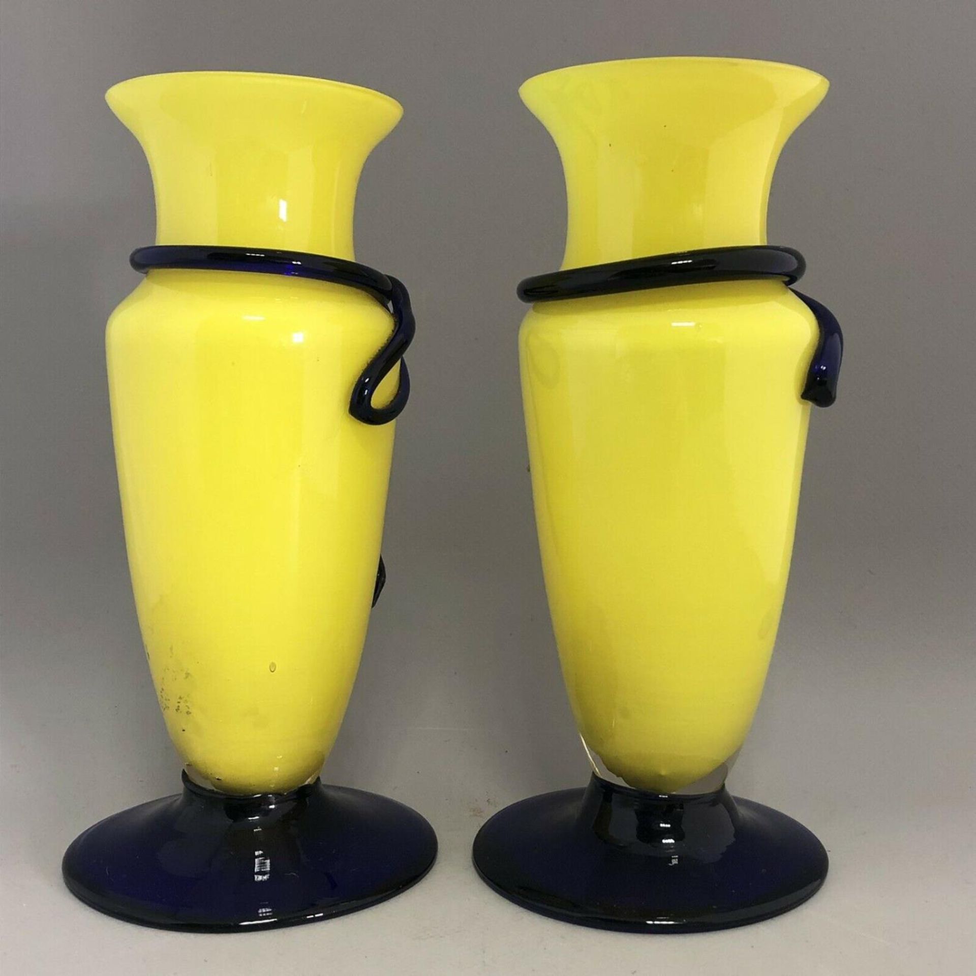 A pair of vintage bright yellow art blown glass vases with blue glass ribbon bows - Image 4 of 6