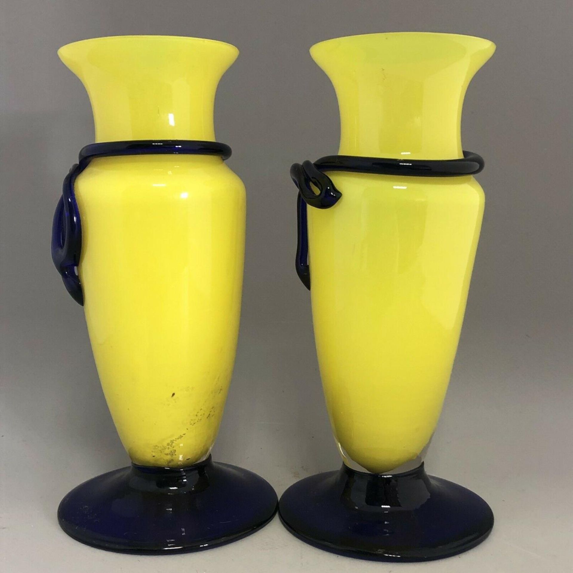 A pair of vintage bright yellow art blown glass vases with blue glass ribbon bows - Image 3 of 6