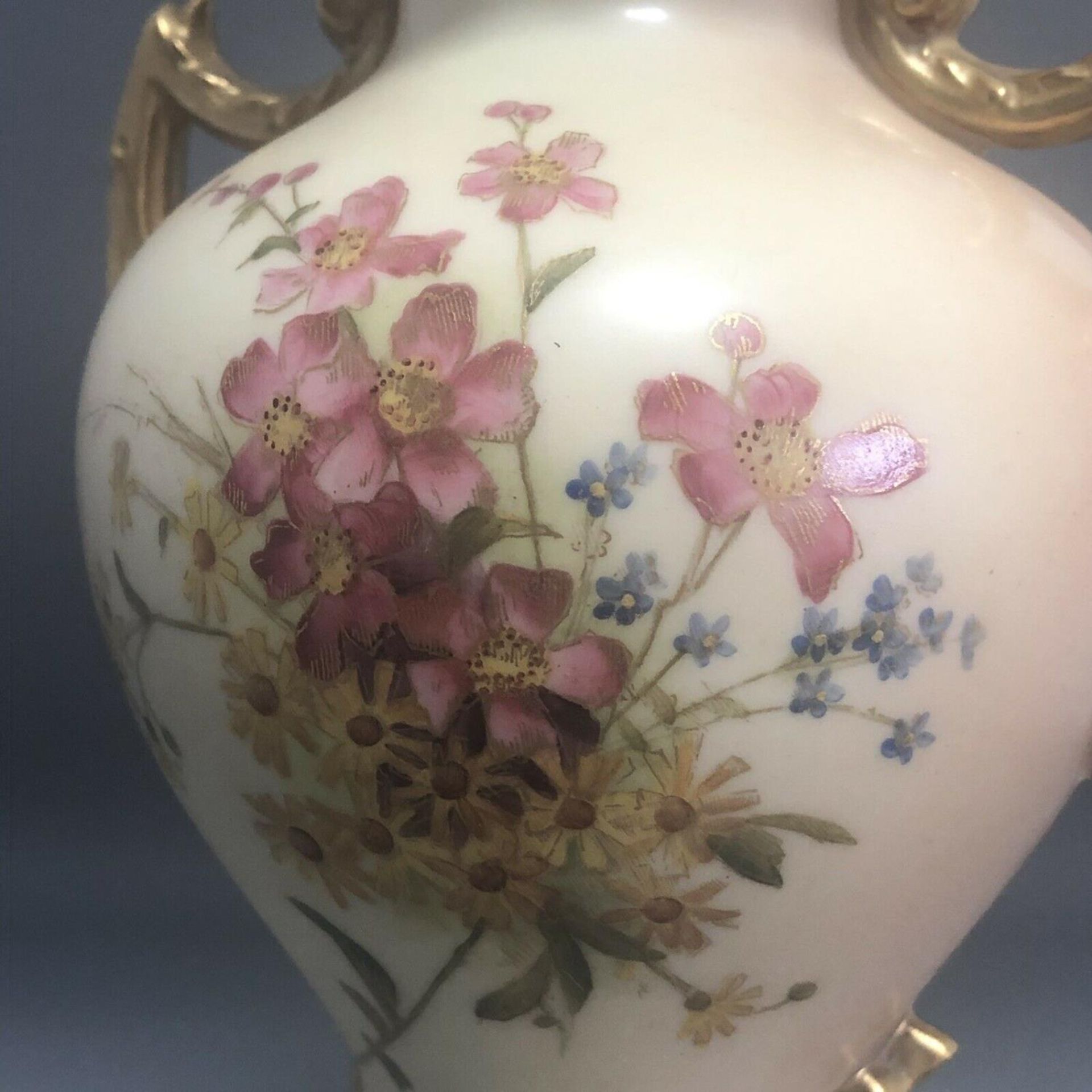 c1903, A Royal Worcester Blush Ivory Porcelain Hand Painted Flowers Pedestal Urn Vase - Image 3 of 7