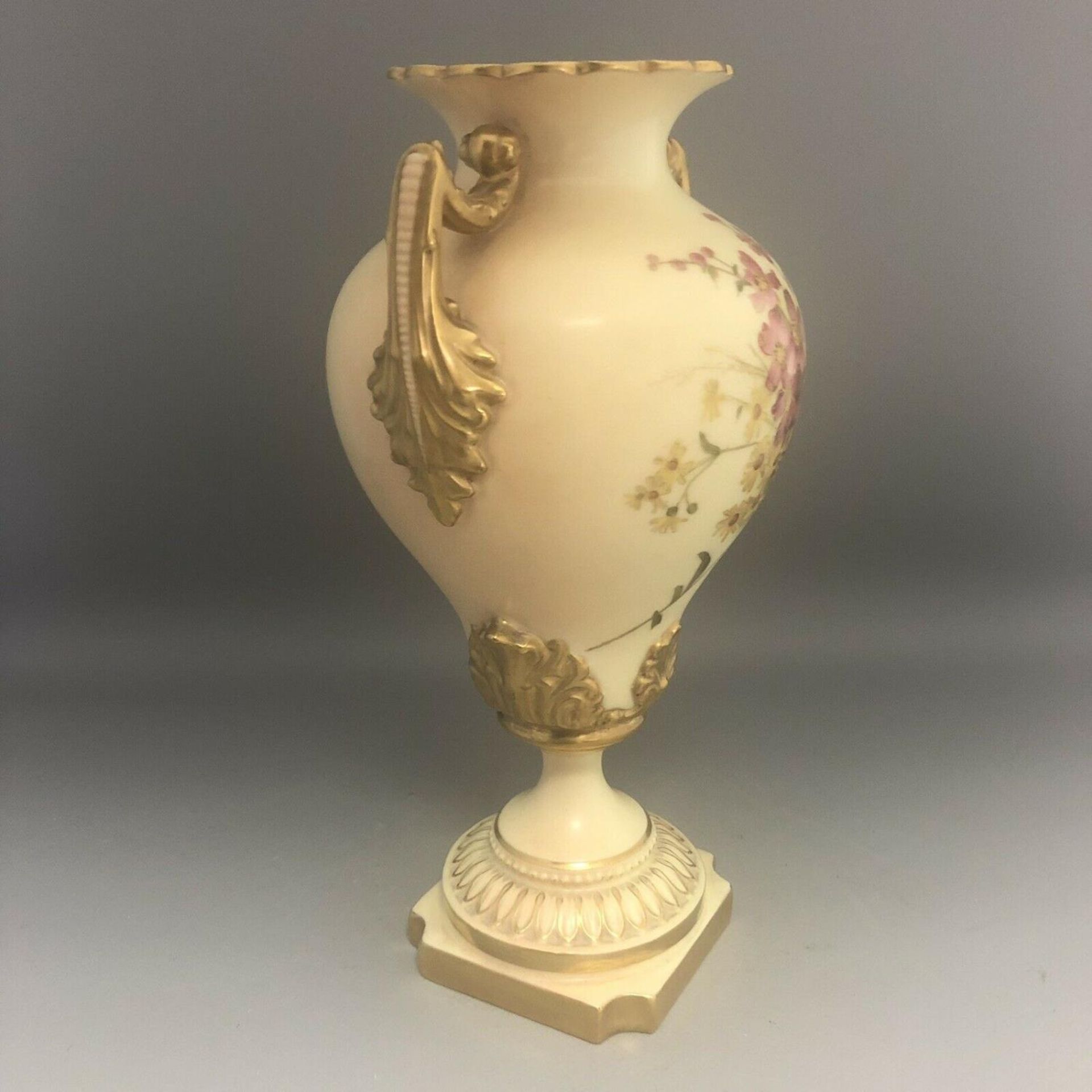 c1903, A Royal Worcester Blush Ivory Porcelain Hand Painted Flowers Pedestal Urn Vase - Image 5 of 7