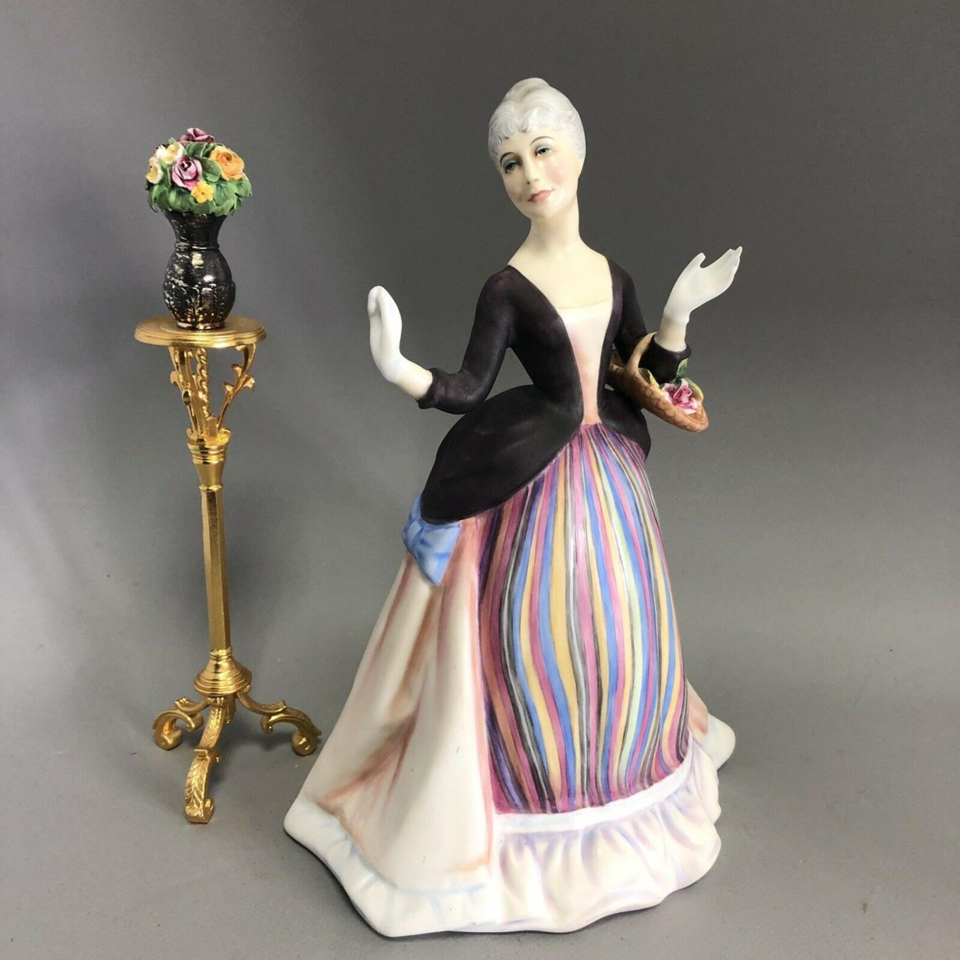 Royal Doulton Limited Edition Gentle Arts Figurine - Flower Arranging HN 3040 - Image 3 of 10