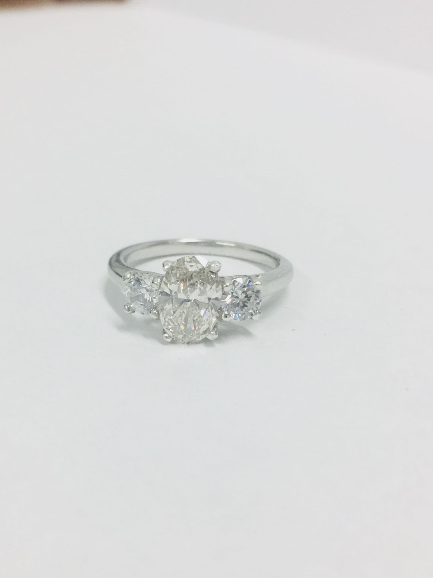 1.09ct oval natural diamond,i colour i1clarity,excellent cut,IGI Certificatedtwo 0.30ct round