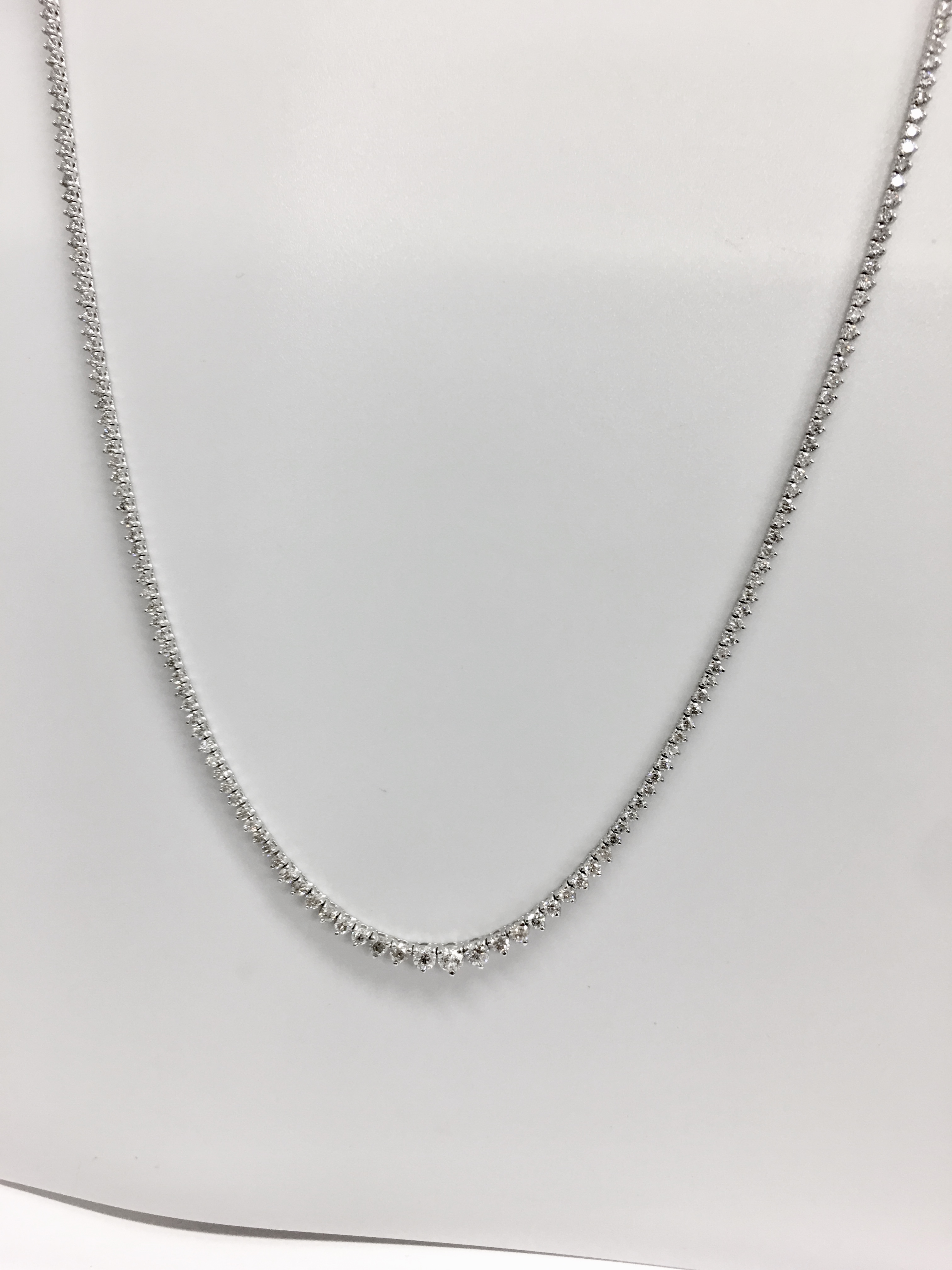 11.75ct Diamond tennis style necklace. 3 claw setting. Graduated diamonds, I colour, Si2 clarity - Image 5 of 6