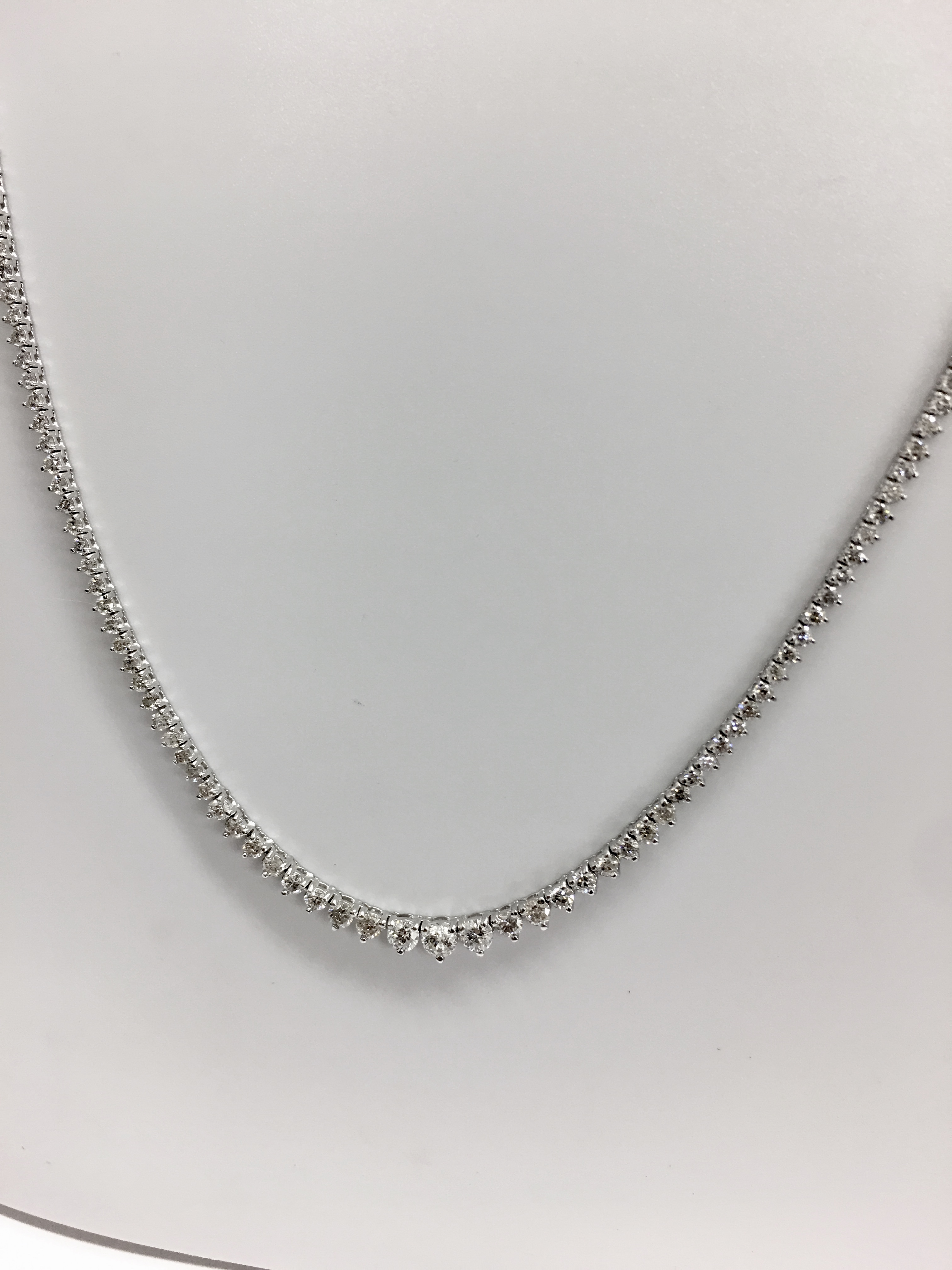 15ct Diamond tennis style necklace. 3 claw setting. Graduated diamonds, I colour, Si2 clarity - Image 2 of 5