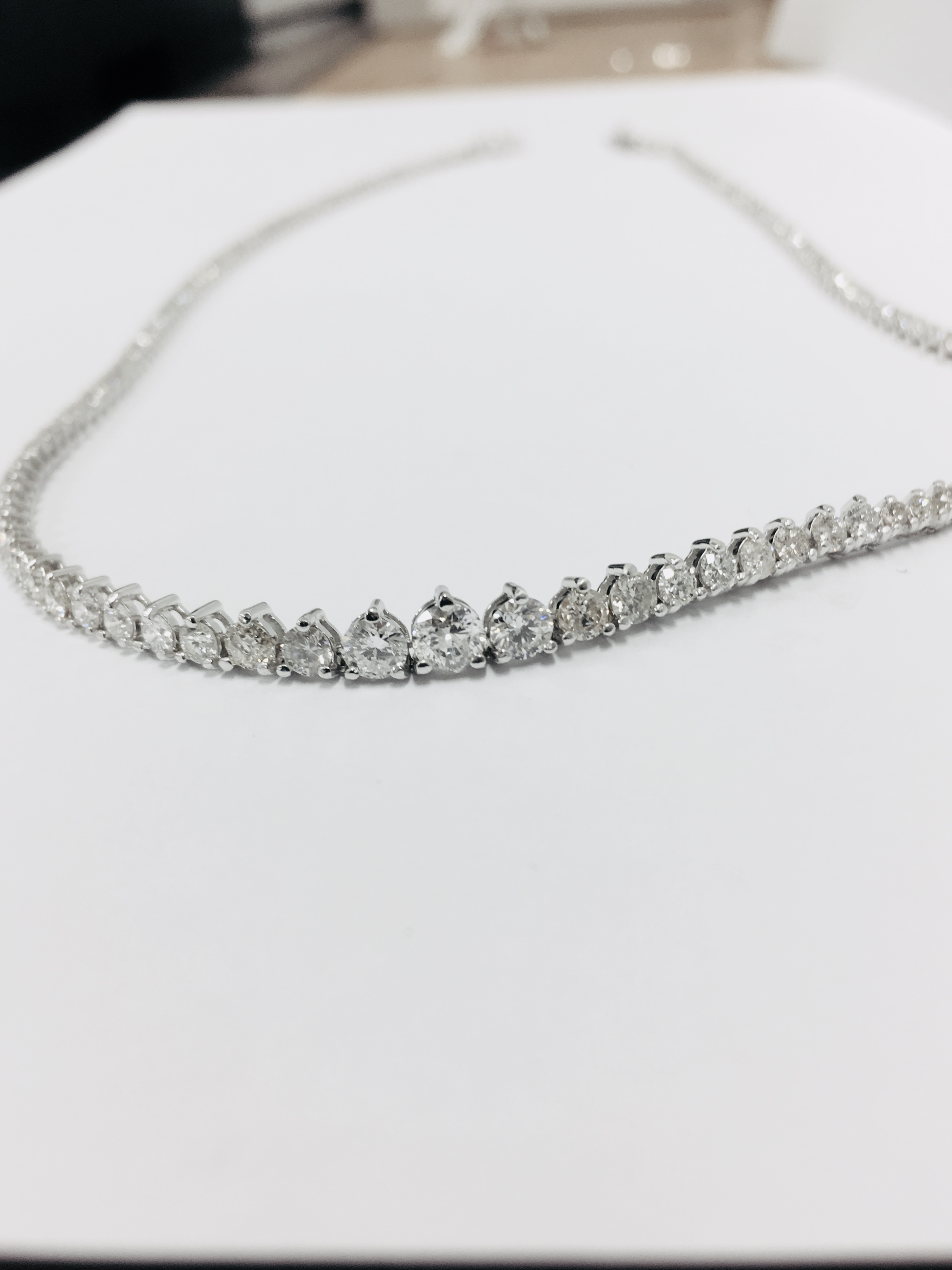 11.75ct Diamond tennis style necklace. 3 claw setting. Graduated diamonds, I colour, Si2 clarity