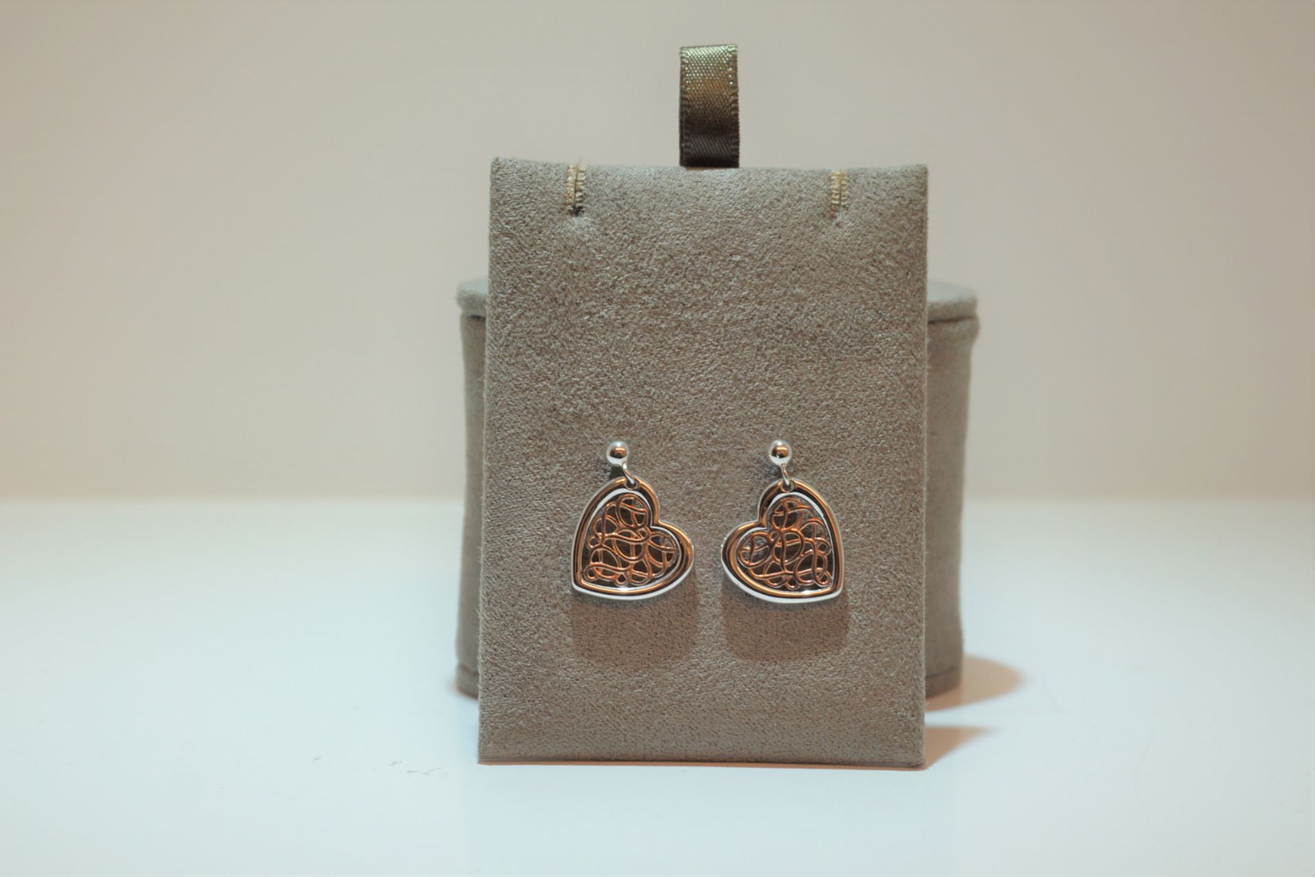 Silver heart earrings. Centre has Rose gold woven pattern with a slight drop - Image 2 of 2