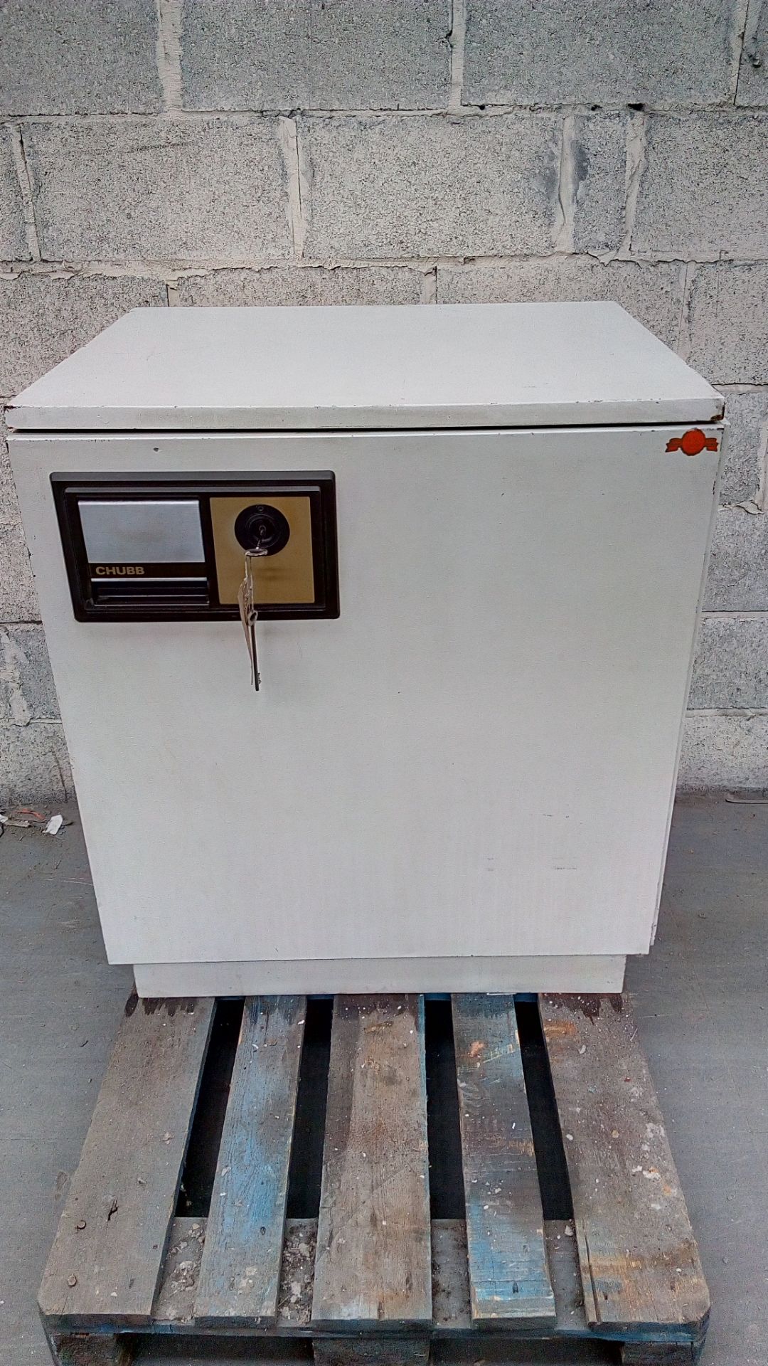 CHUBB Data cabinet with 2 keys