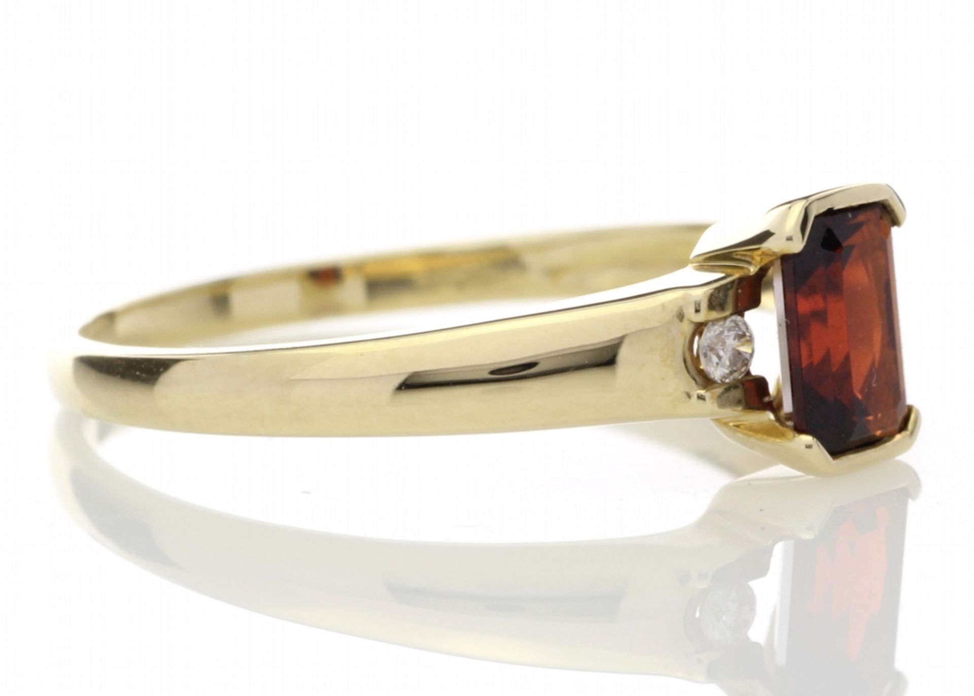 9ct Yellow Gold Emerald Cut Garnet Diamond Ring 0.05 - Image 4 of 5