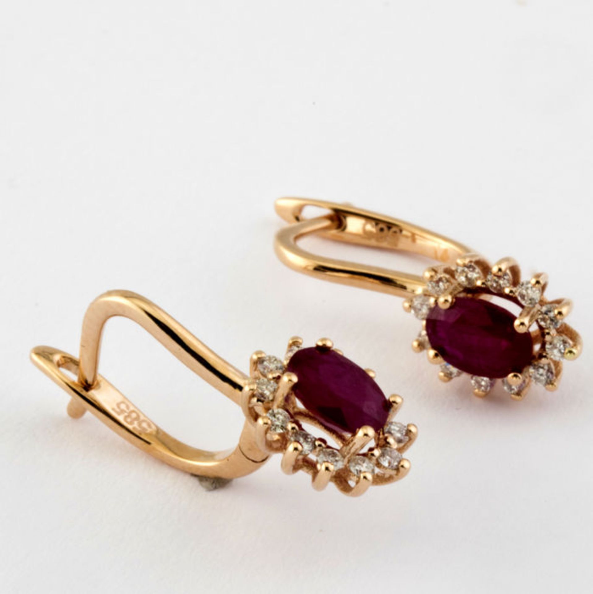 14K Pink Gold Cluster Earring set with 2 natural ruby and 24 brillant cut diamonds 1,30 ct in total - Image 5 of 7