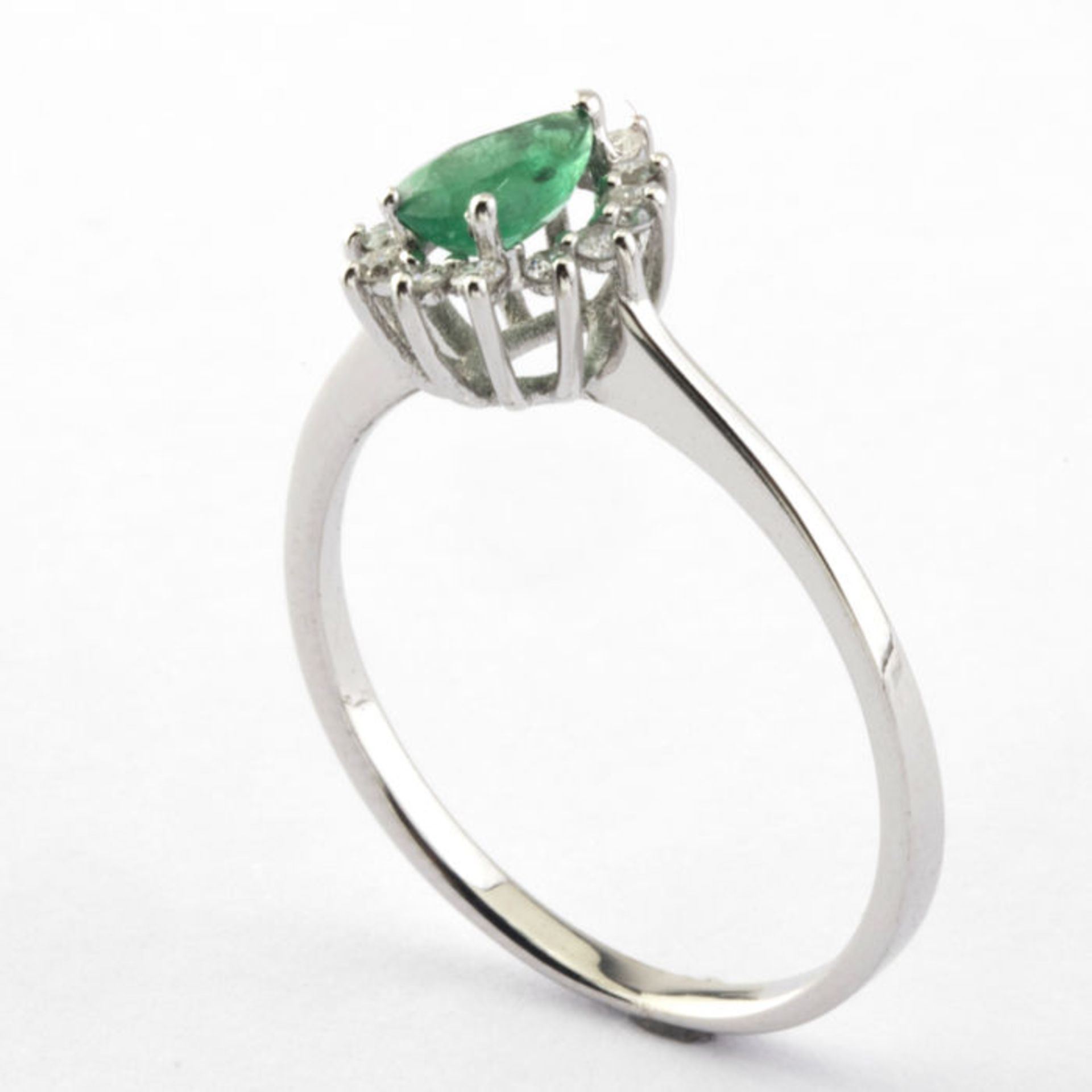 14K White Gold Cluster Ring set with natural Emerald and 12 Brilliant cut diamonds, 0,50ct in total - Image 3 of 5