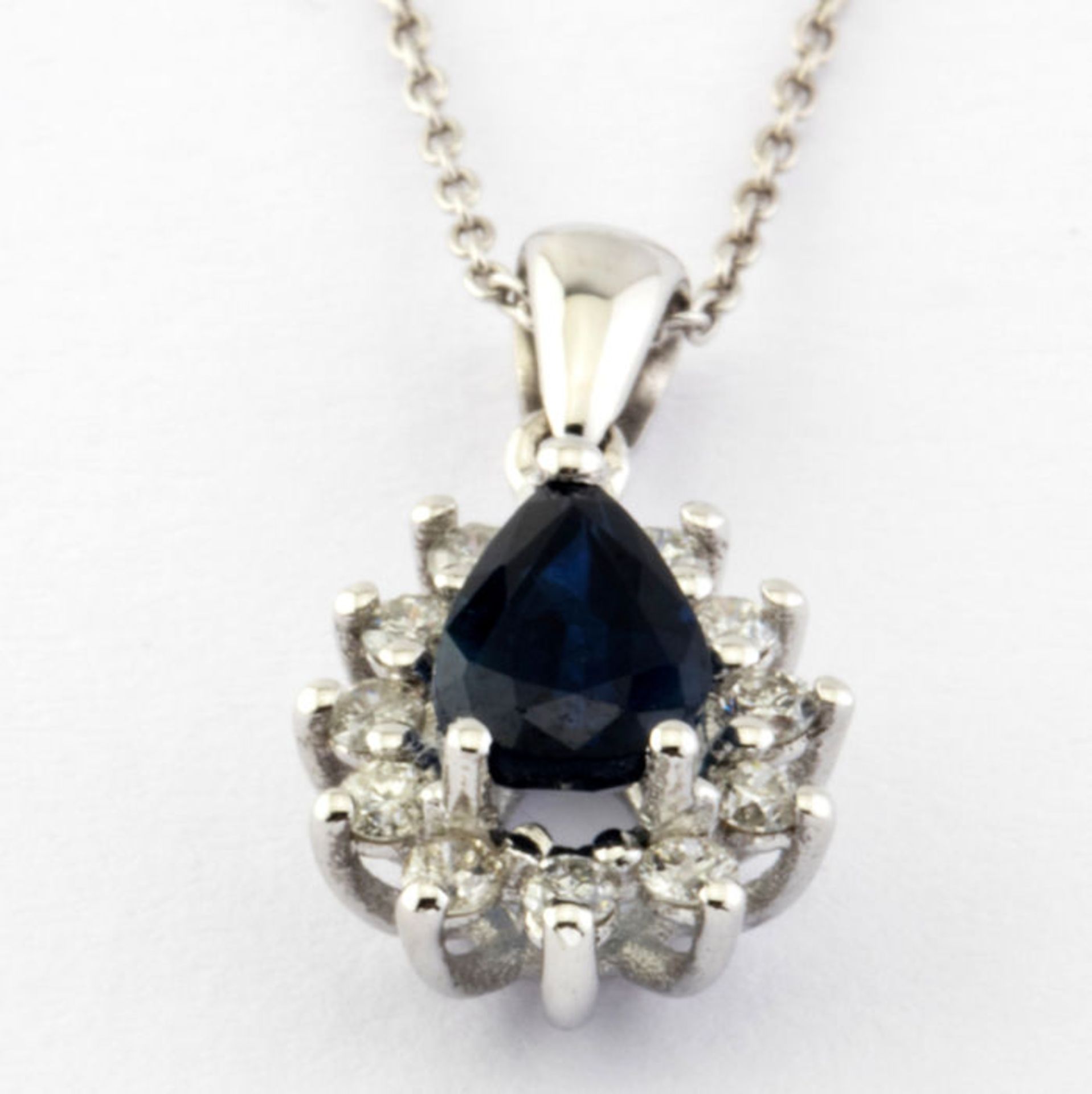 14K White Gold Cluster Pendant set with a natural sapphire and 12 brilliant cut diamonds 0,75 ct