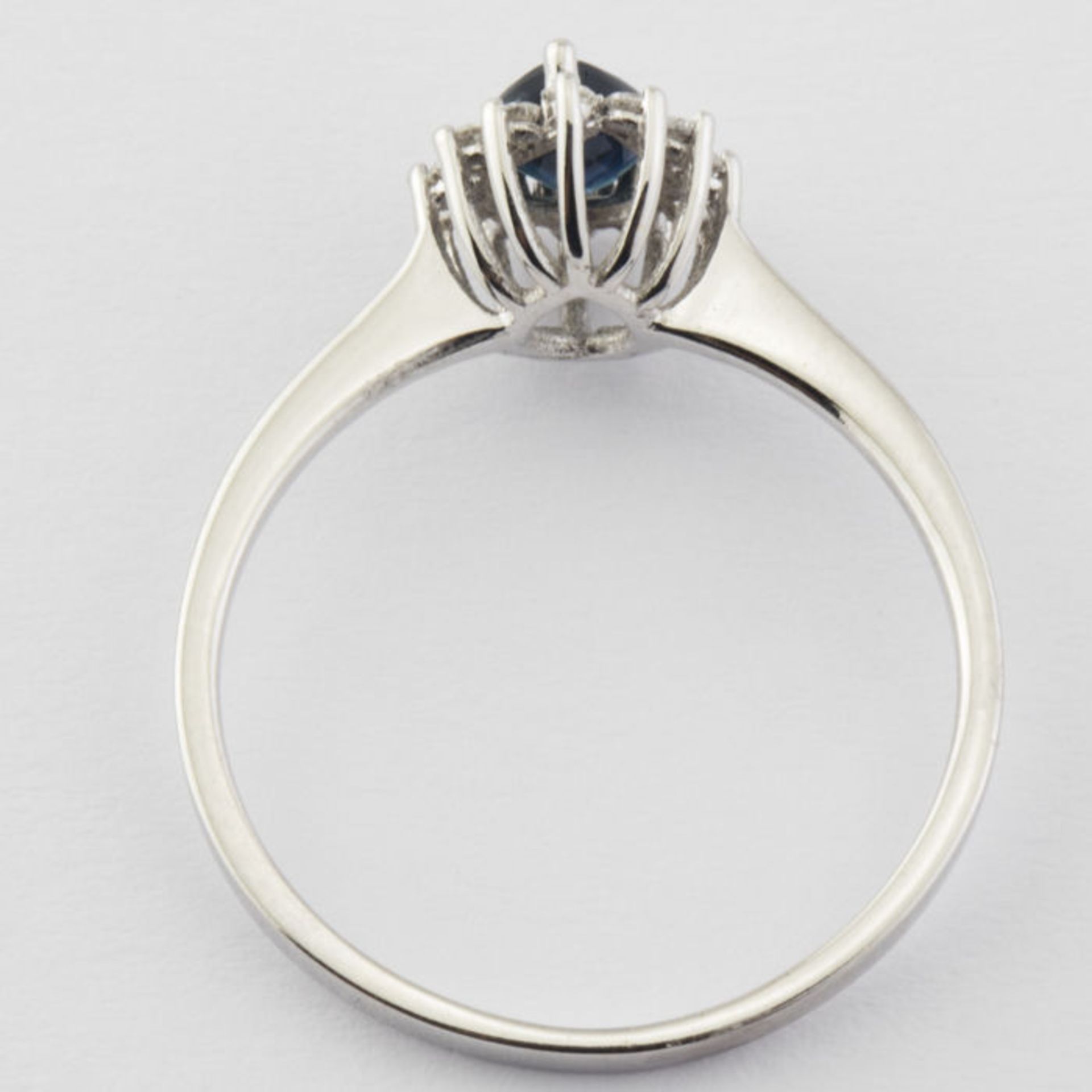 14K White Gold Cluster Ring set with a natural sapphire & 12 brilliant cut diamonds 0,75ct in total - Image 6 of 6