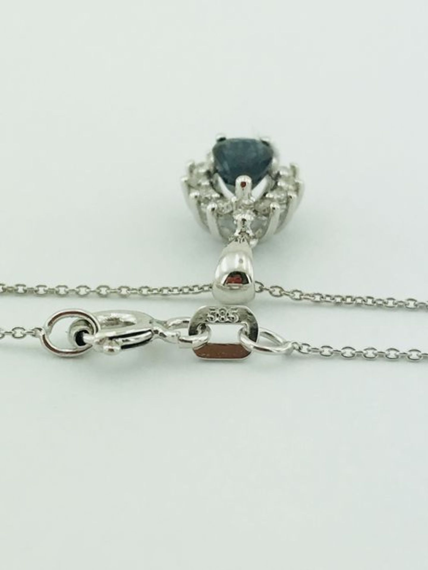 14K White Gold Cluster Pendant set with a natural sapphire and 12 brilliant cut diamonds 0,75 ct - Image 5 of 6