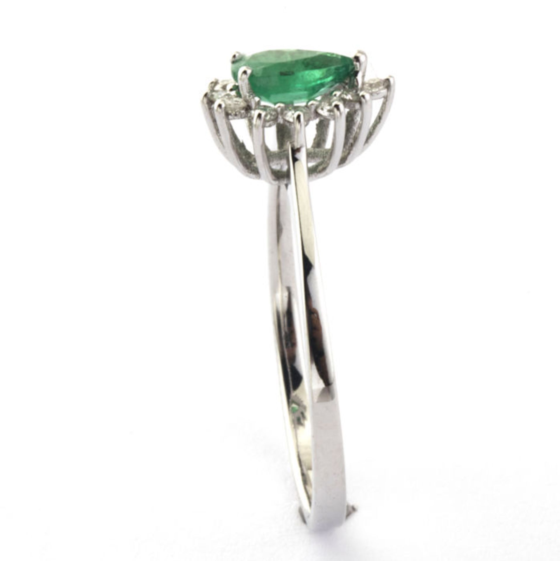 14K White Gold Cluster Ring set with natural Emerald and 12 Brilliant cut diamonds, 0,50ct in total - Image 4 of 5