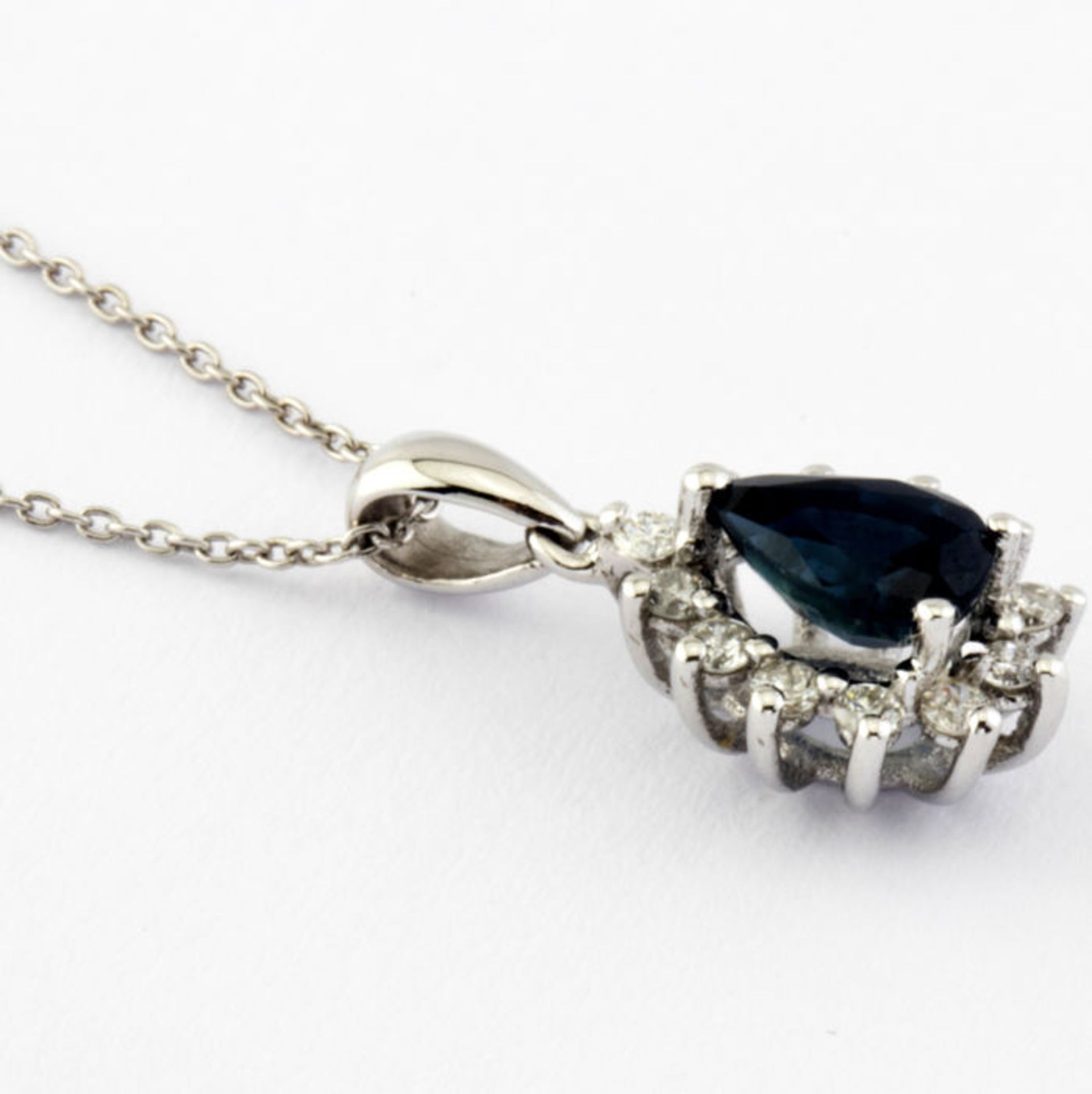 14K White Gold Cluster Pendant set with a natural sapphire and 12 brilliant cut diamonds 0,75 ct - Image 3 of 6